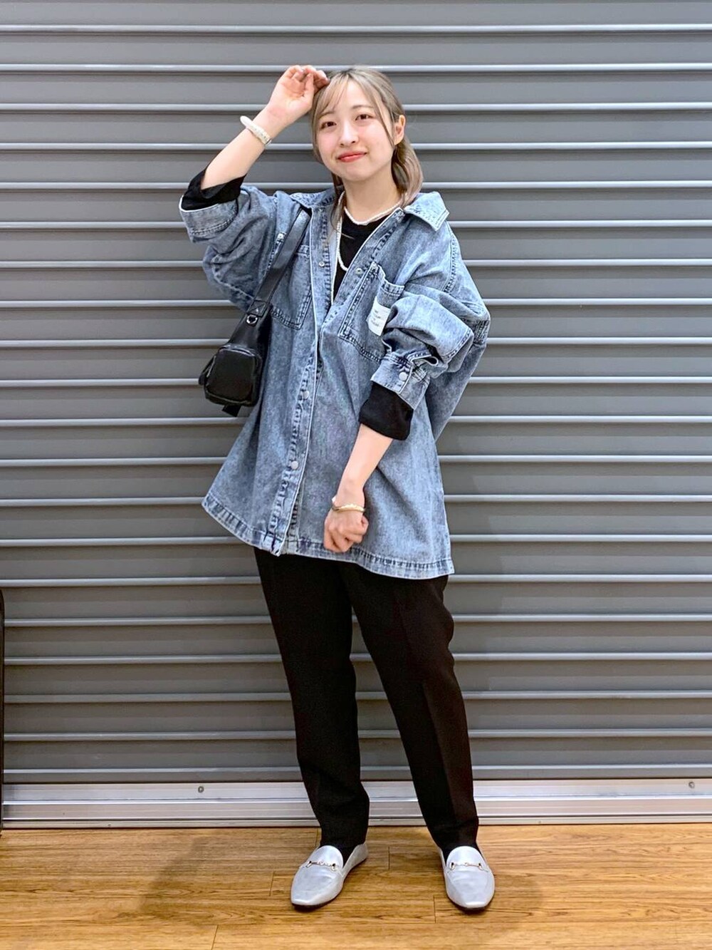 ブラック系のTシャツ/カットソー、ブラック系のスーツパンツ、シルバー系のローファーを着用したレディースの冬コーディネートの8枚目の写真