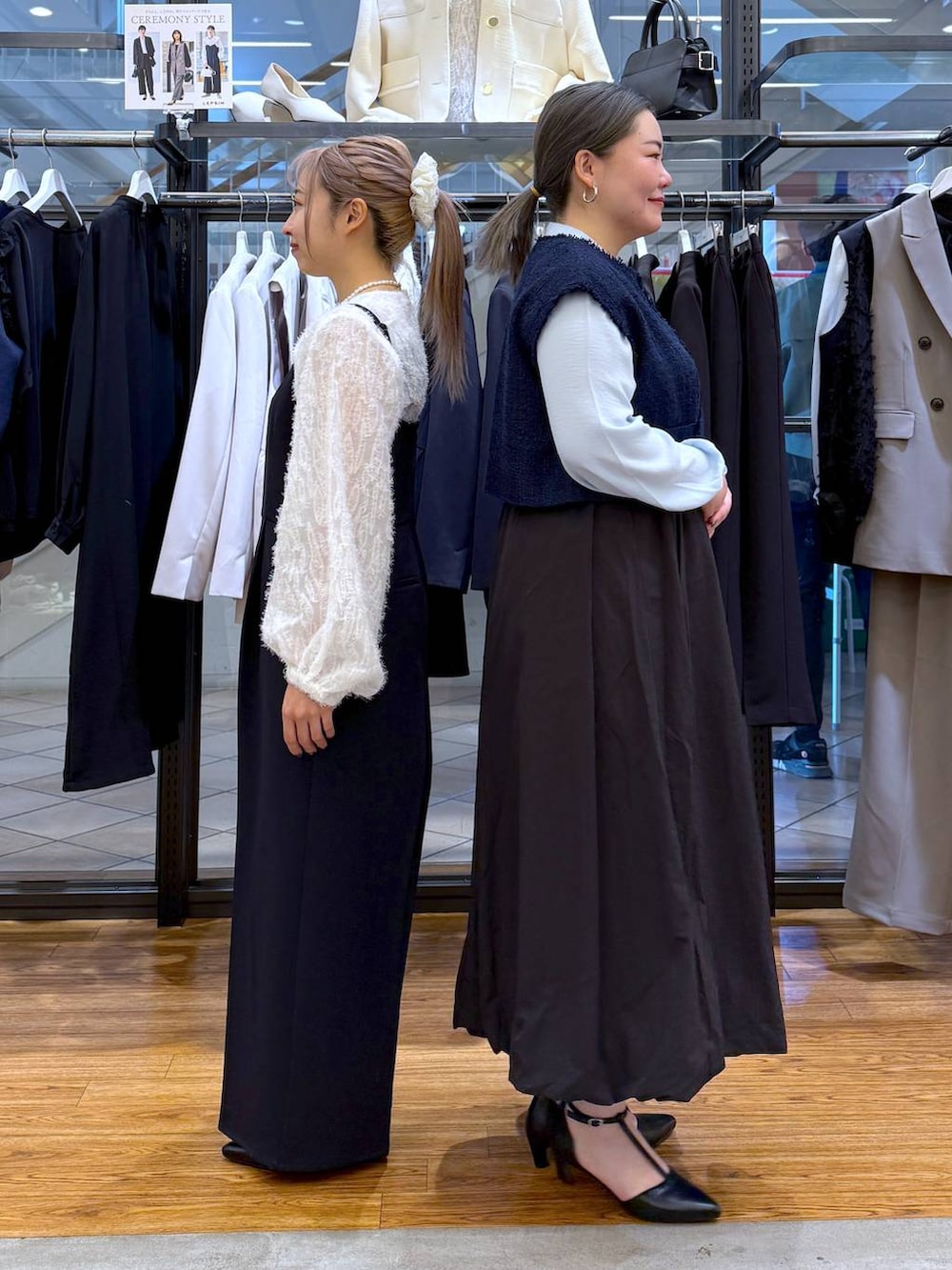 ブルー系のサロペット/オーバーオール、ブルー系のその他アウター、ブラック系のスカートを着用したレディースの冬コーディネートの3枚目の写真