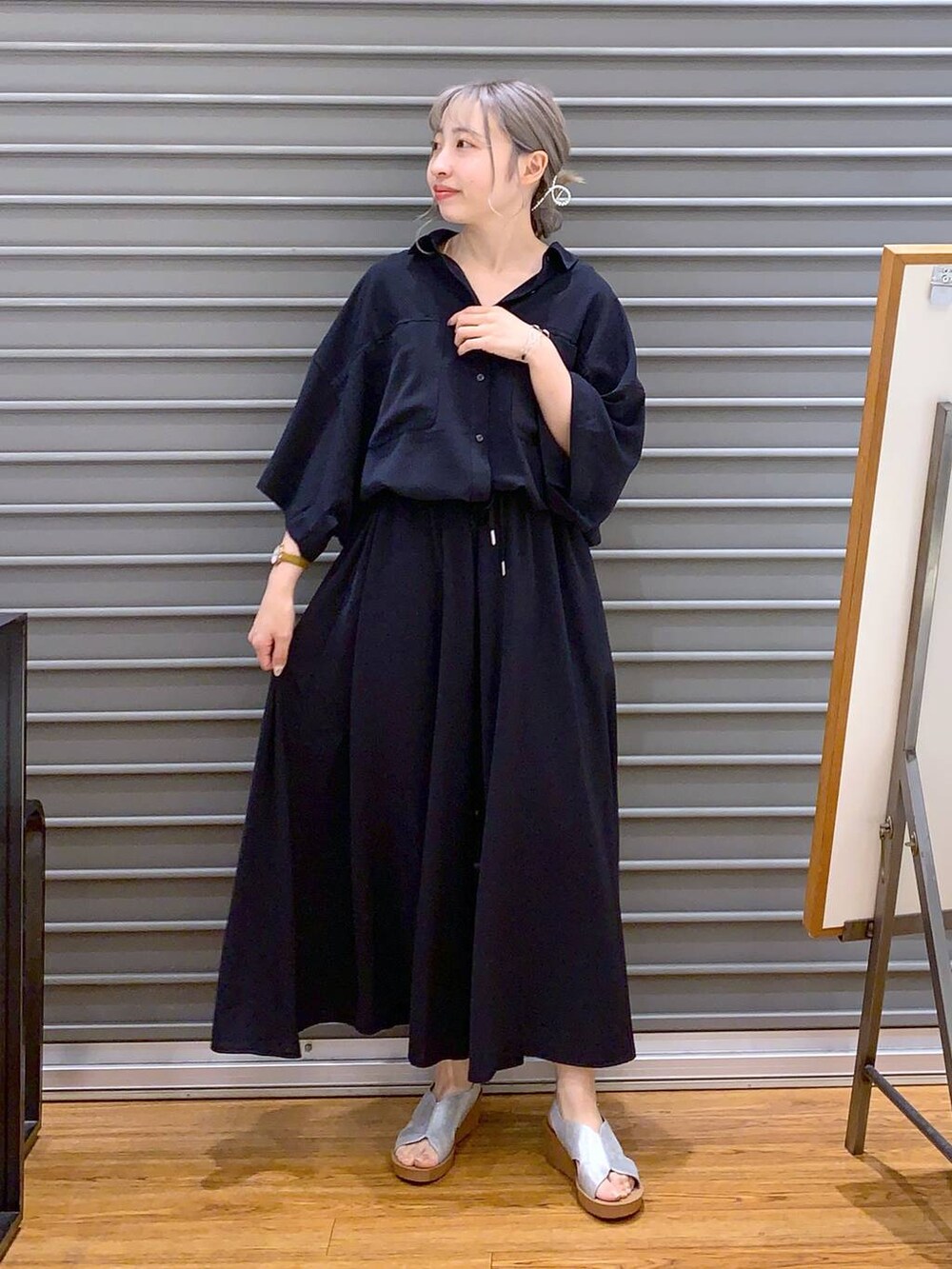 グレー系のショルダーバッグ、シルバー系のサンダル、ブルー系のその他パンツを着用したレディースの夏コーディネートの4枚目の写真