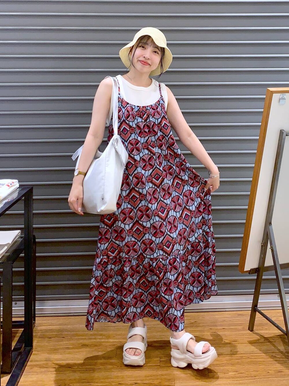 ホワイト系のサンダル、ホワイト系のタンクトップ、グレー系のショルダーバッグを着用したレディースの夏コーディネートの4枚目の写真