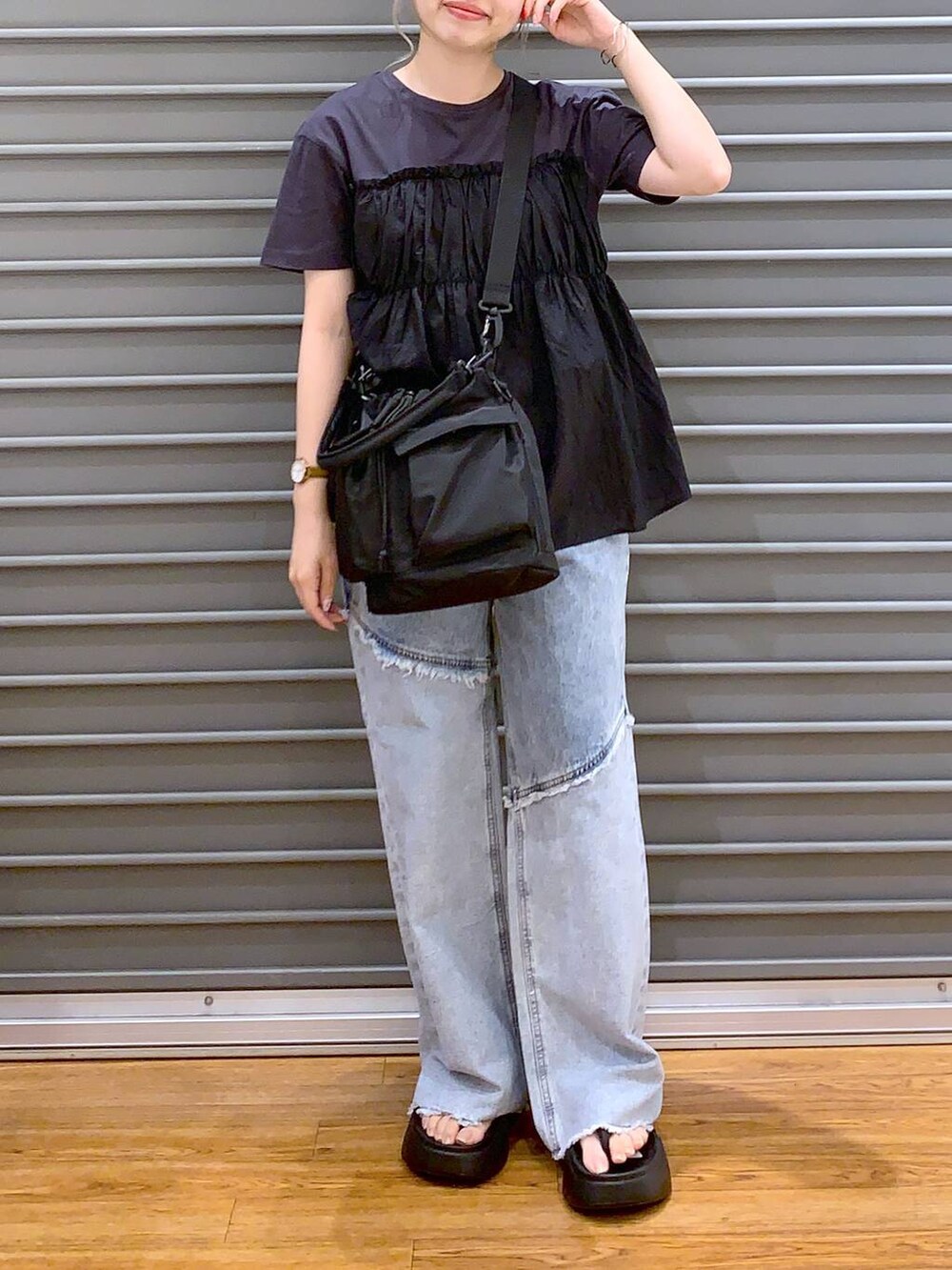 ブラック系のサンダル、ブラック系のショルダーバッグ、ブラック系のTシャツ/カットソーを着用したレディースの夏コーディネートの4枚目の写真