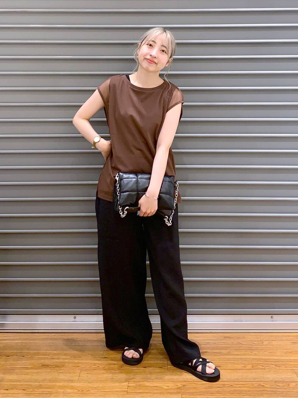 ブラック系のショルダーバッグ、ブラック系のその他パンツ、ブラック系のサンダルを着用したレディースの夏コーディネートの4枚目の写真