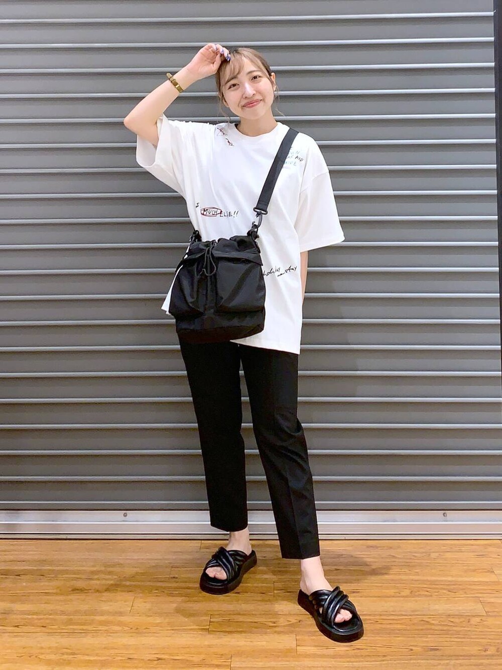 ブラック系のショルダーバッグ、ブラック系のその他パンツ、ブラック系のサンダルを着用したレディースの夏コーディネートの4枚目の写真