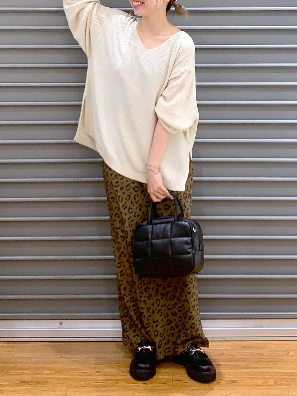 ホワイト系のニット/セーター、ブラック系のローファー、その他のスカートを着用したレディースの秋コーディネートの6枚目の写真