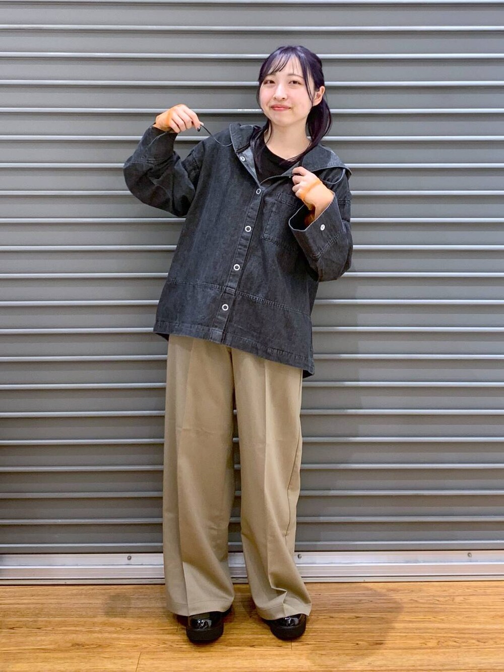 ブラック系のTシャツ/カットソー、ブラック系のショルダーバッグ、ブラック系のローファーを着用したレディースの春コーディネートの3枚目の写真