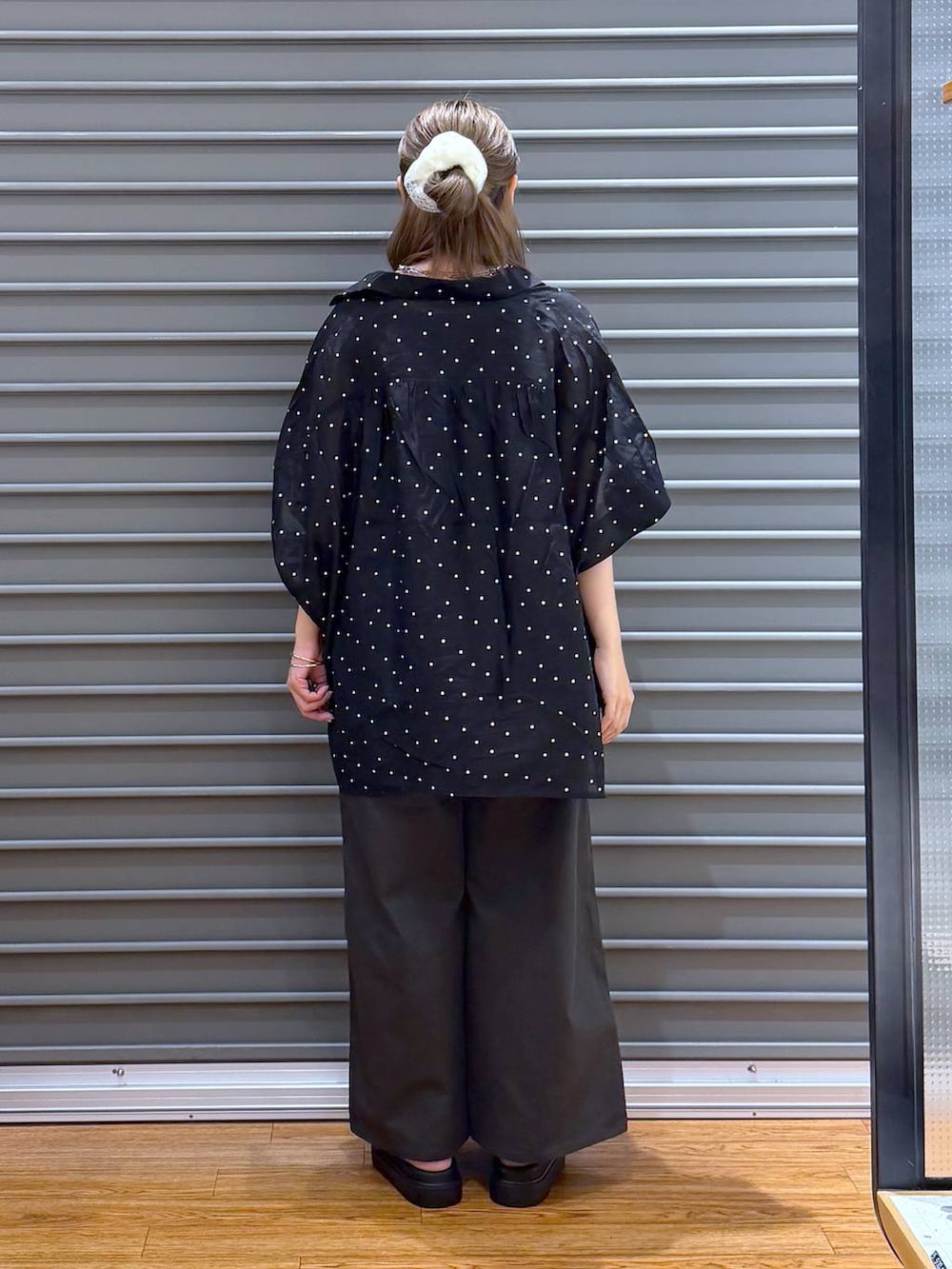 ブラック系のシャツ/ブラウス、グレー系のその他パンツ、ブラック系のサンダルを着用したレディースの夏コーディネートの2枚目の写真