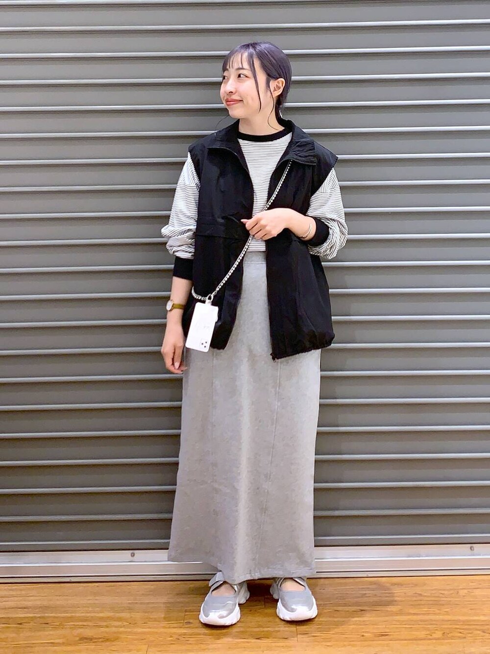 ブラック系のベスト、シルバー系のサンダル、グレー系のTシャツ/カットソーを着用したレディースの春コーディネートの4枚目の写真