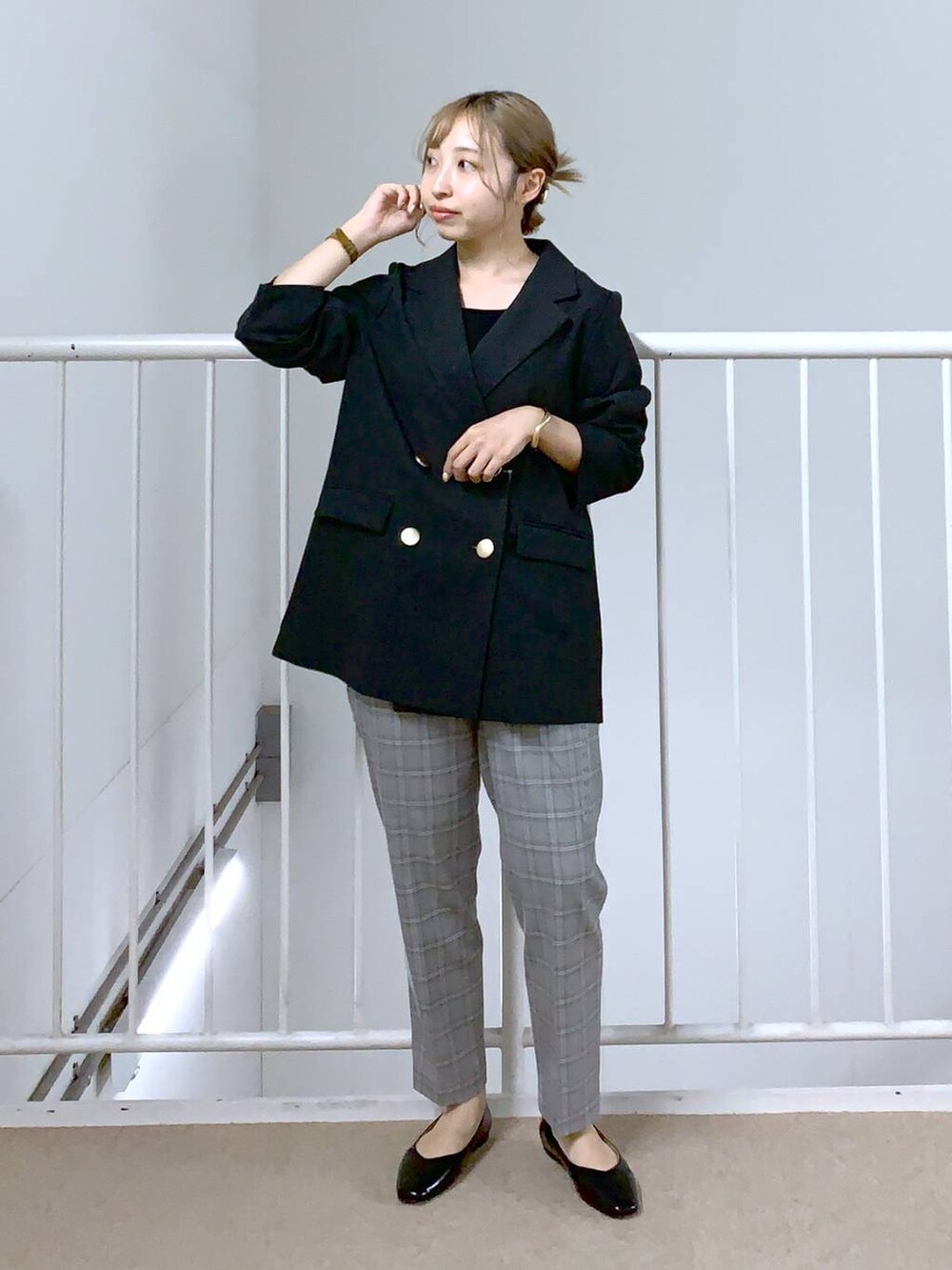 グレー系のその他パンツ、ブラック系のパンプス、グレー系のテーラードジャケットを着用したレディースの秋コーディネートの4枚目の写真