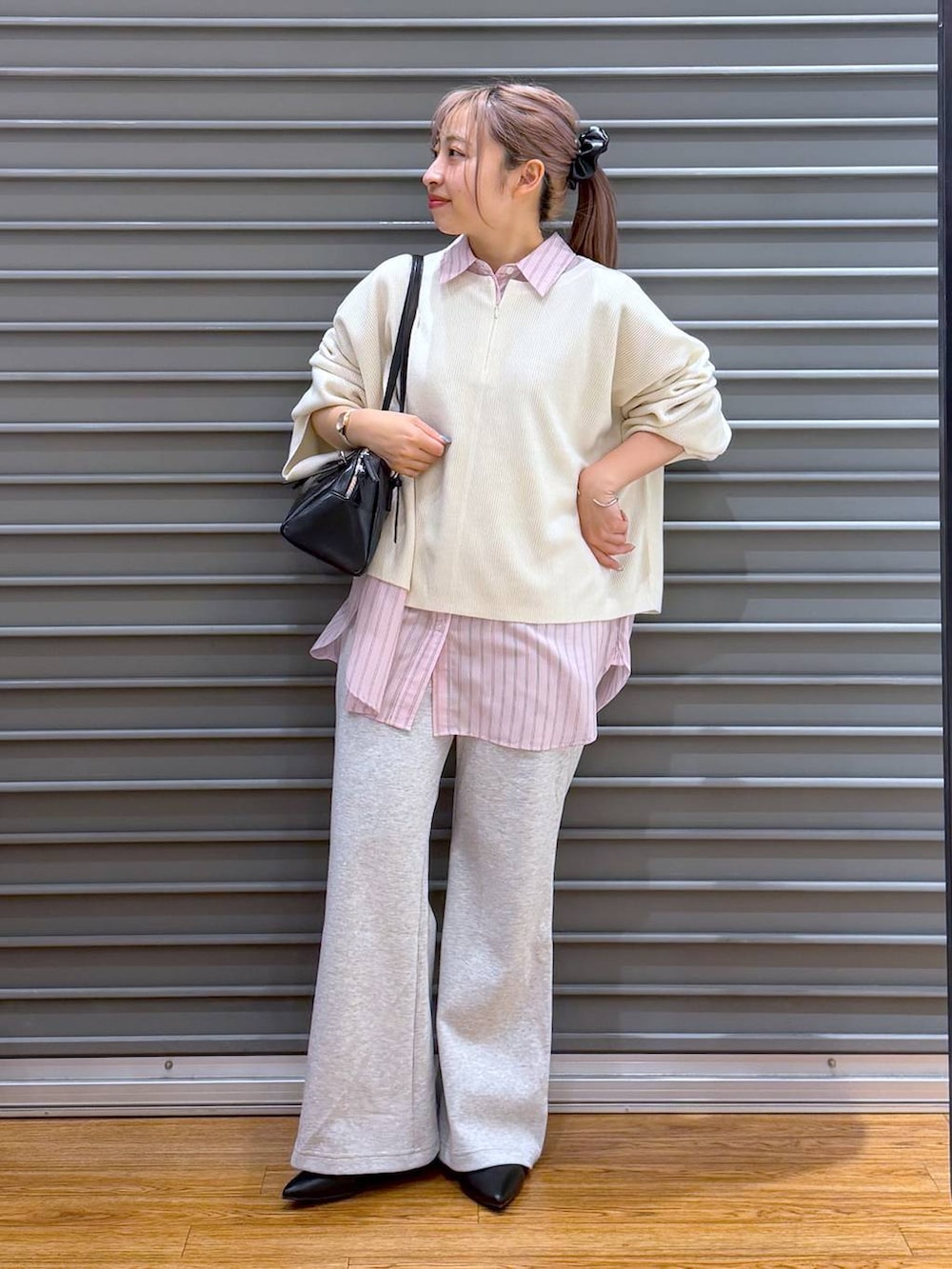 ホワイト系のニット/セーター、ブラック系のボストンバッグ、ブラック系のパンプスを着用したレディースの冬コーディネートの4枚目の写真