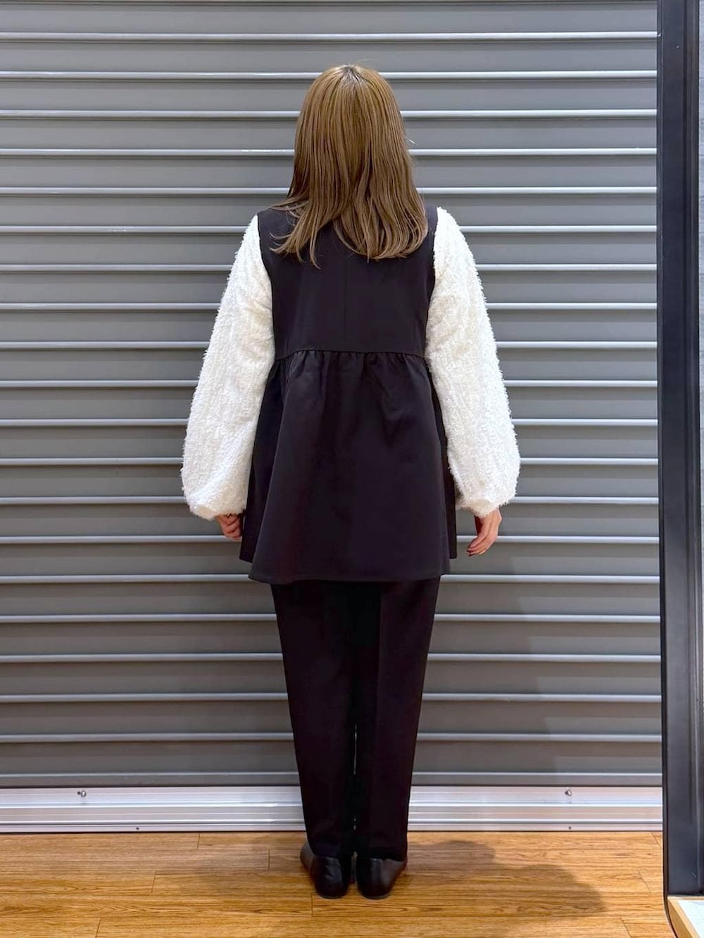 ブラック系のその他パンツ、ブラック系のその他アウター、ベージュ系のシャツ/ブラウスを着用したレディースの冬コーディネートの2枚目の写真