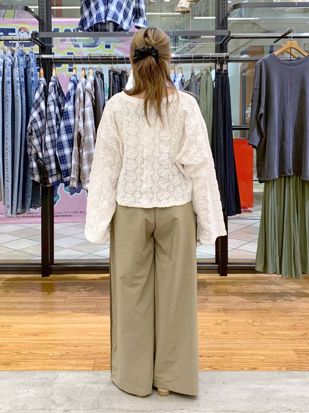 ブラック系のショルダーバッグ、ベージュ系のその他パンツ、ホワイト系のTシャツ/カットソーを着用したレディースの春コーディネートの2枚目の写真