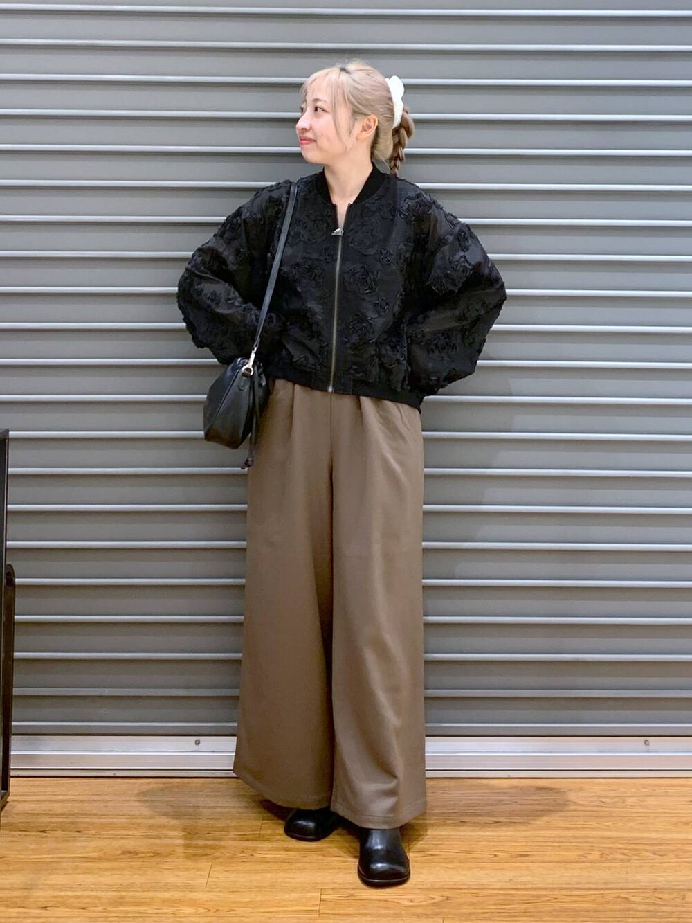 ブラウン系のその他パンツ、ブラック系のその他シューズ、ブラック系のショルダーバッグを着用したレディースの秋コーディネートの5枚目の写真