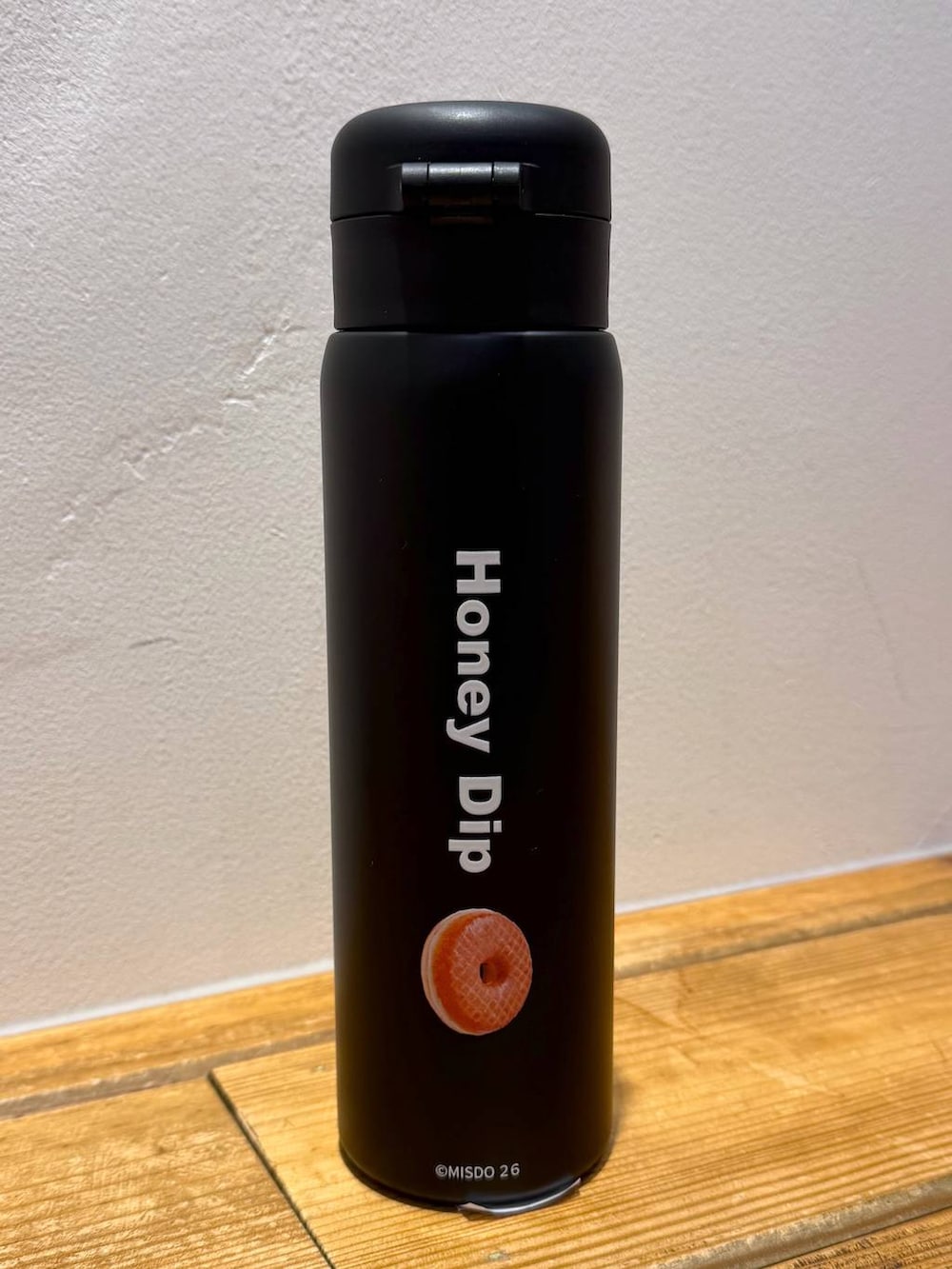 ピンク系のキーホルダー、ブラウン系のキーホルダー、ベージュ系のポーチを着用したレディースの冬コーディネートの5枚目の写真