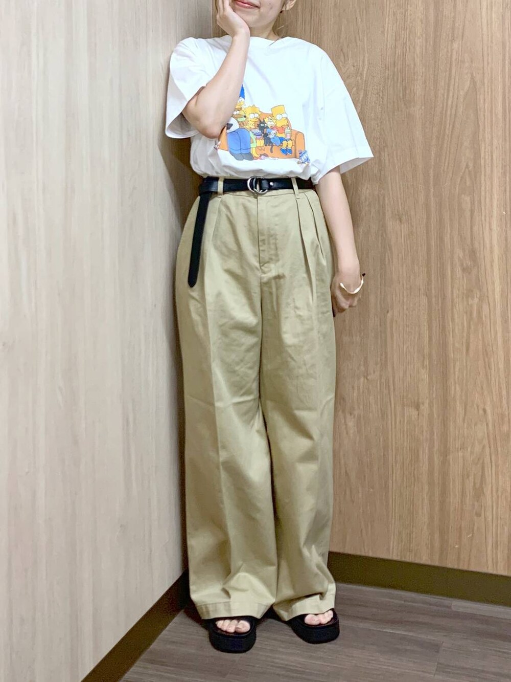 ベージュ系のチノパンツ、ブラック系のサンダル、ホワイト系のTシャツ/カットソーを着用したレディースの夏コーディネートの6枚目の写真