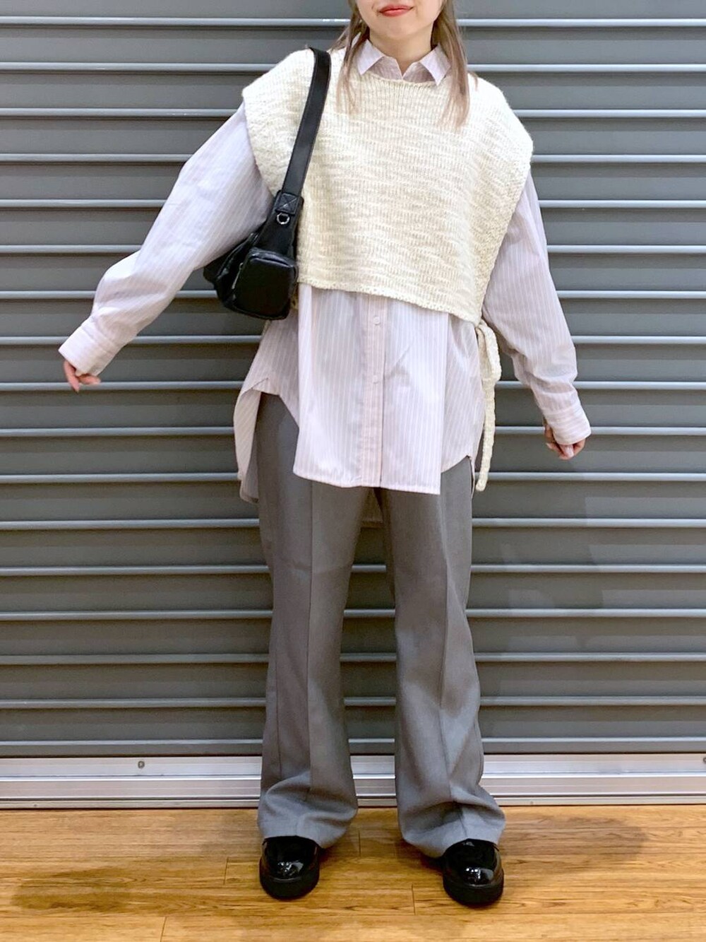 「低身長、カジュアル、きれいめ、休日コーデ、楽ちんコーデ、きれいめカジュアル_LEPSIM、体型カバー、ラフ、LEPSIM、着痩せ・細見え、ゆったり、20代_LEPSIM、低身長_LEPSIM、ベスト、デート/ロマンティック」｜「LEPSIMのツイルピンタックパンツ　241959（その他パンツ、グレー系）」を使った、daharalepsimさん（レディース・151cm）の冬コーディネートの4枚目の写真