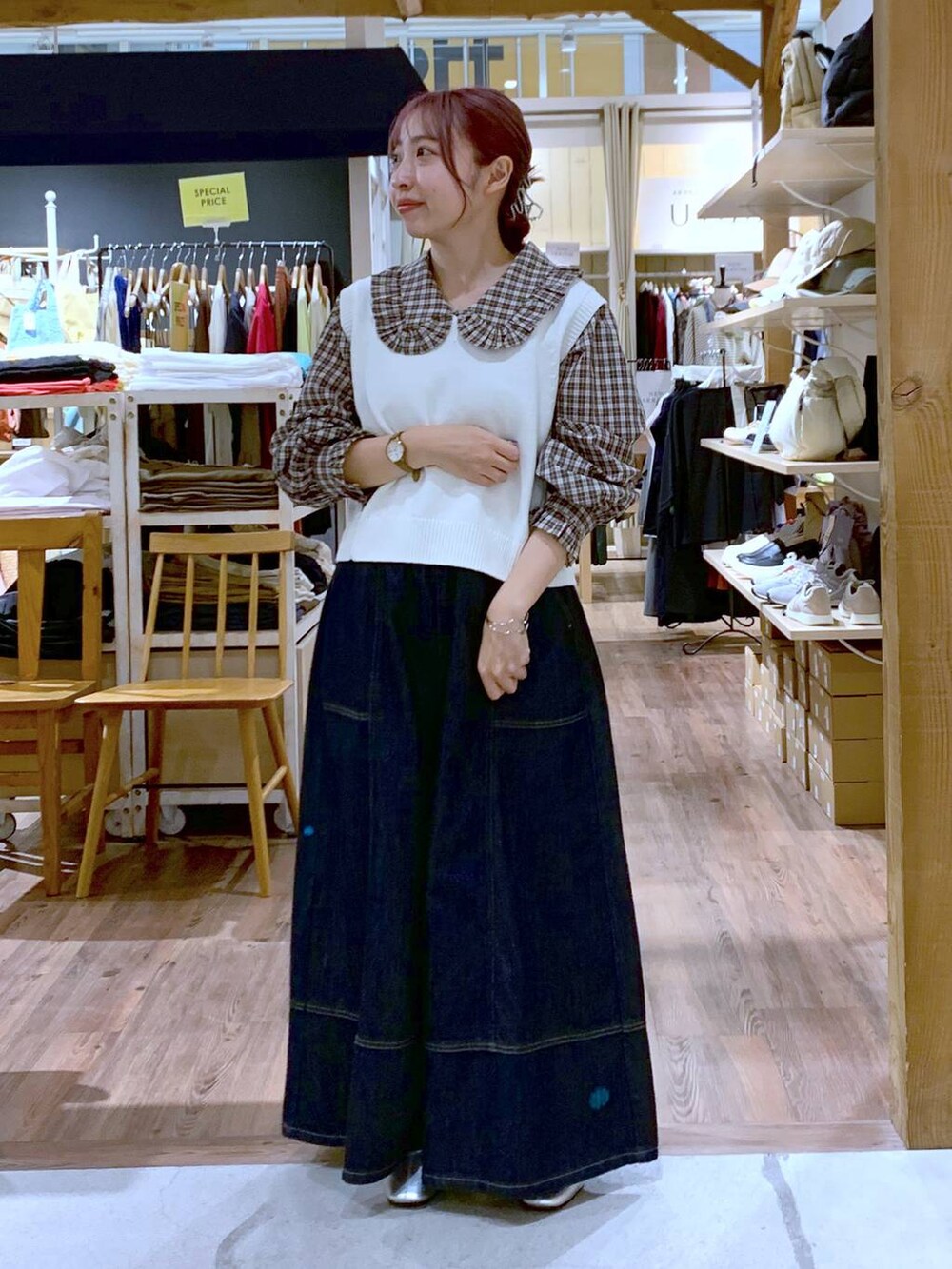 ホワイト系のベスト、ブルー系のデニムパンツ、その他のパンプスを着用したレディースの秋コーディネートの3枚目の写真