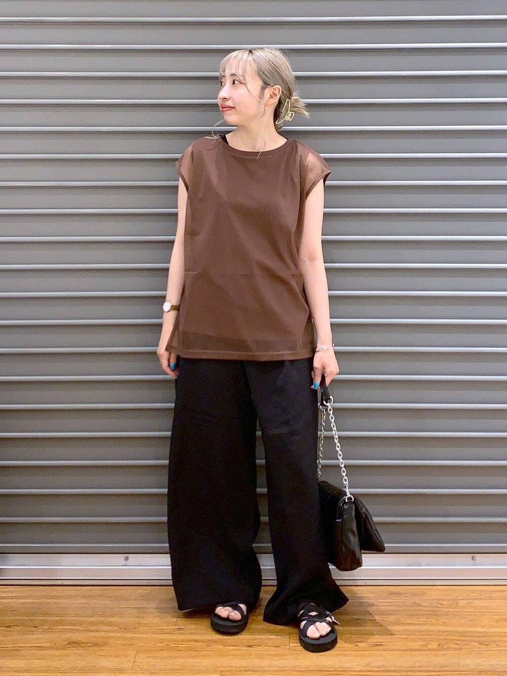 ブラック系のショルダーバッグ、ブラック系のその他パンツ、ブラック系のサンダルを着用したレディースの夏コーディネートの3枚目の写真