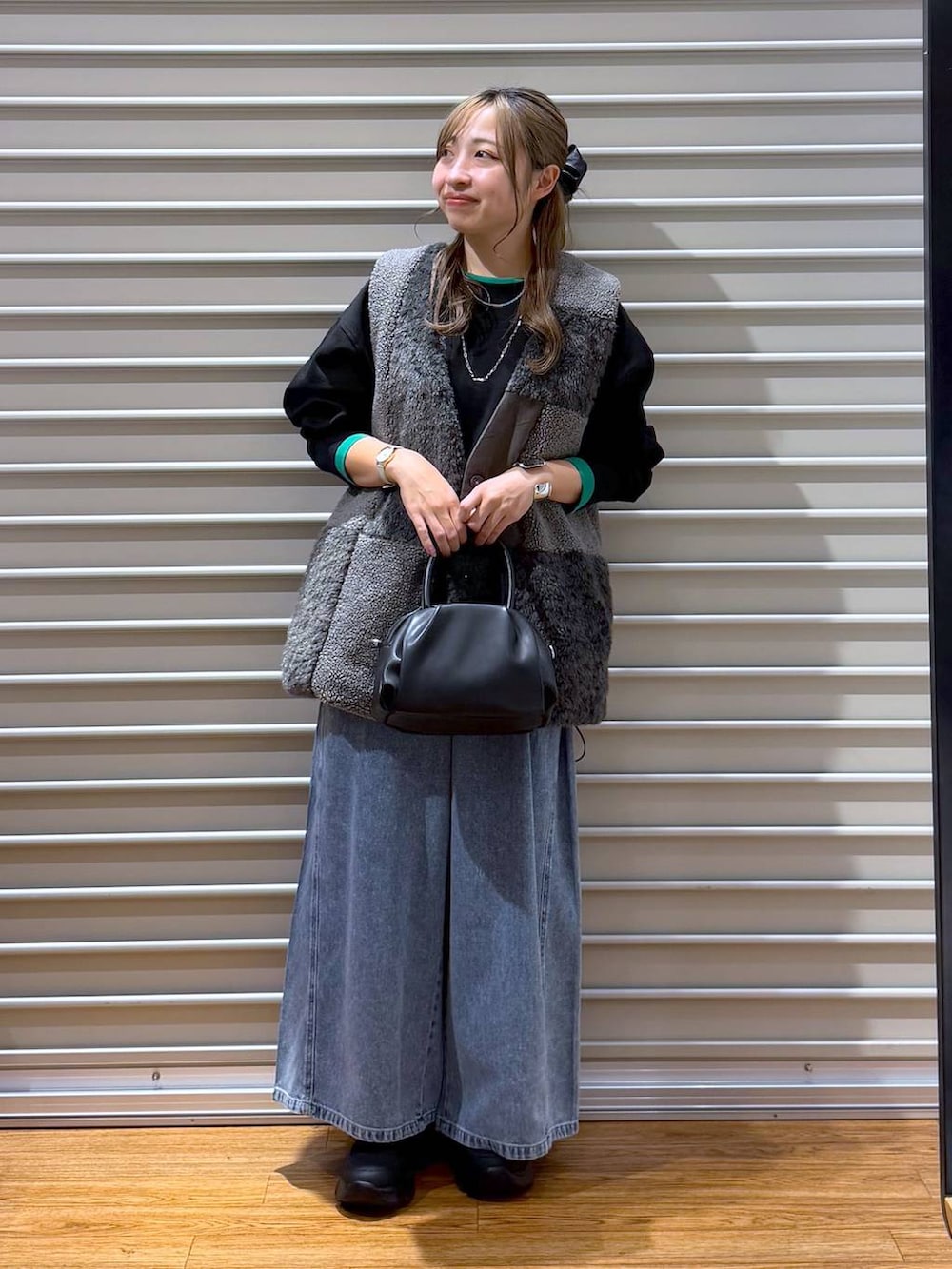 ブラック系のショルダーバッグ、ブラック系のスニーカー、ブラック系のTシャツ/カットソーを着用したレディースの秋コーディネートの5枚目の写真