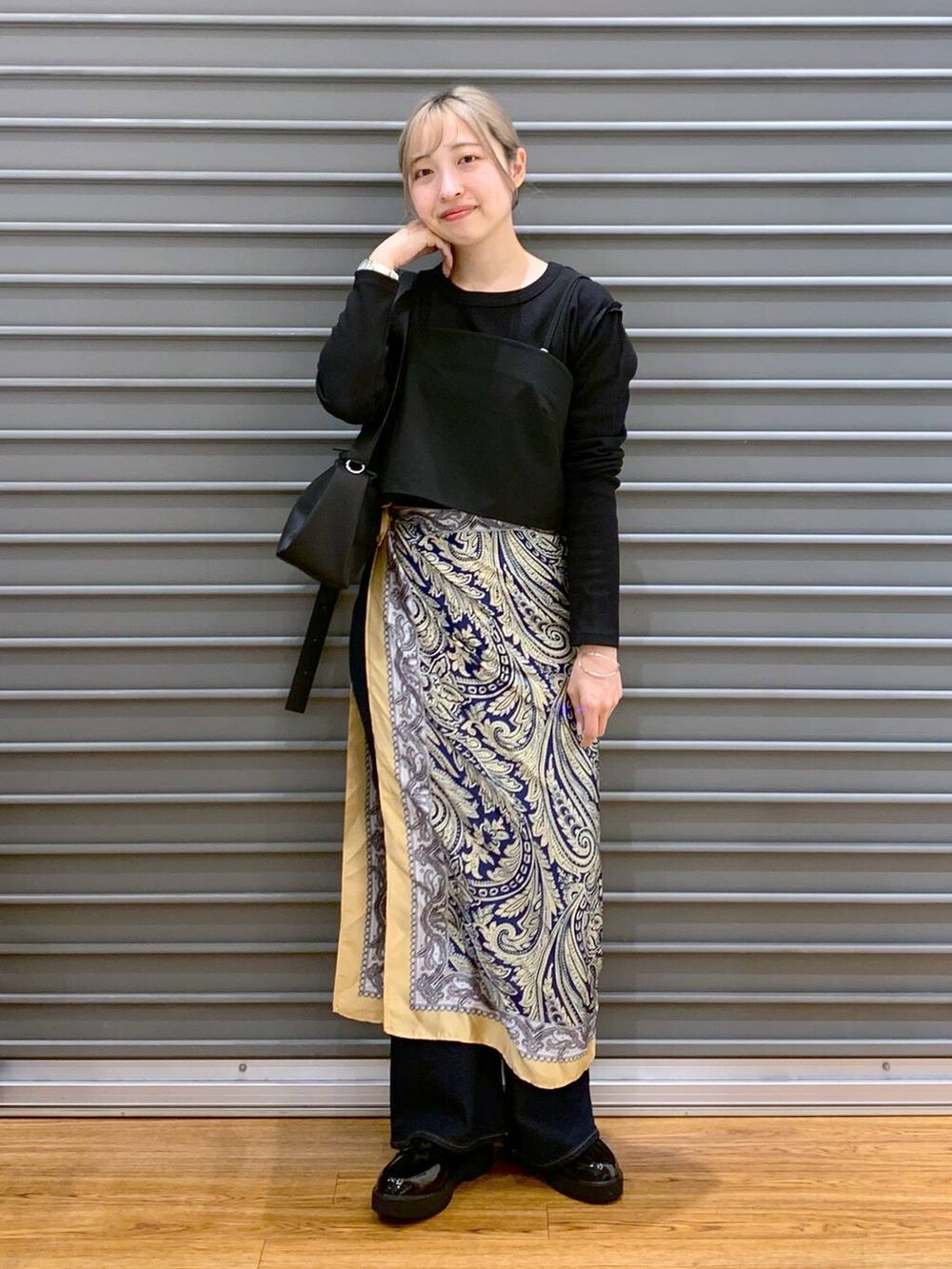 ブラック系のショルダーバッグ、ブラック系のキャミソール、ブラック系のローファーを着用したレディースの春コーディネートの5枚目の写真