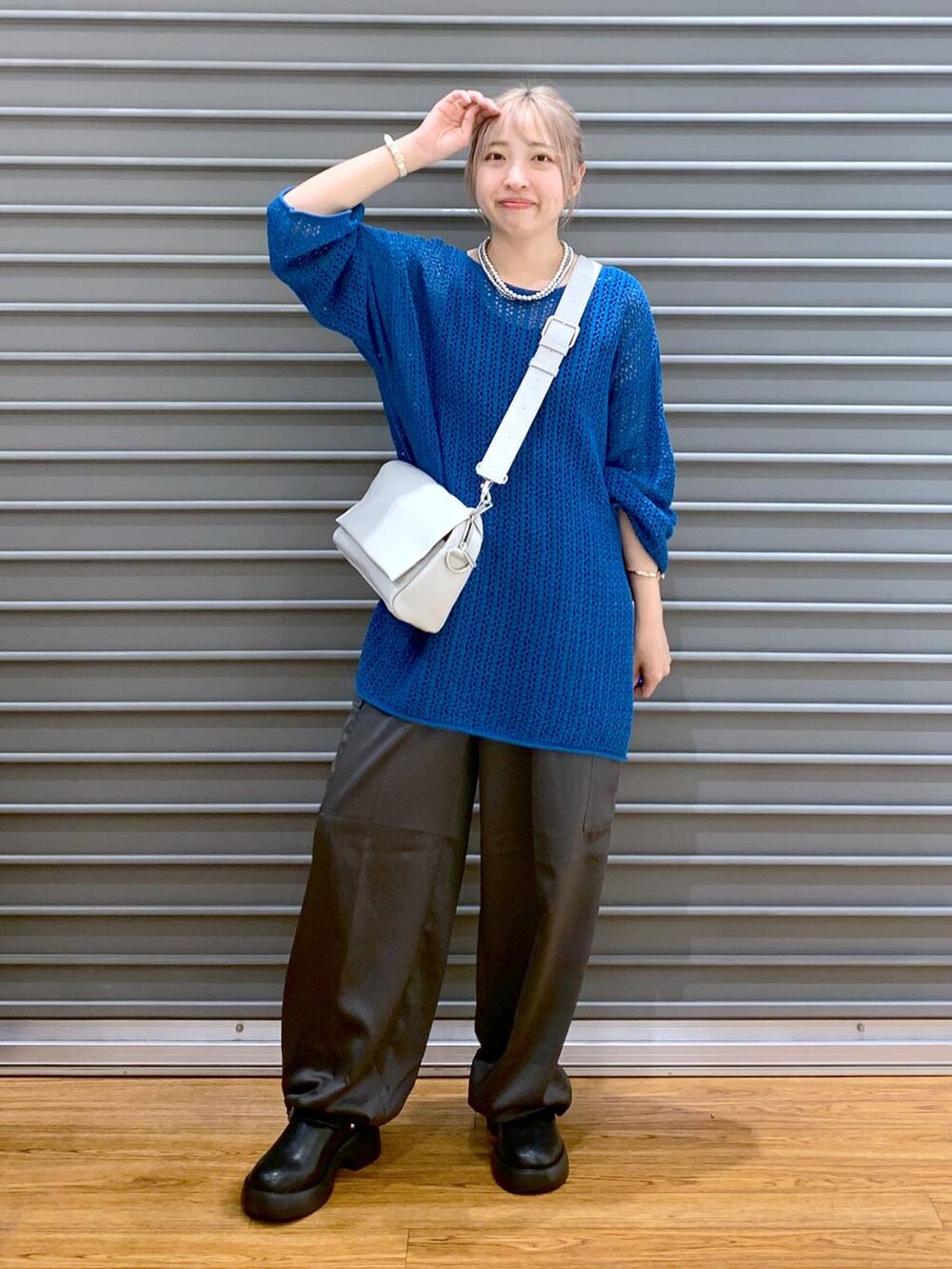 ブルー系のニット/セーター、グレー系のショルダーバッグ、ブラック系のサンダルを着用したレディースの秋コーディネートの5枚目の写真