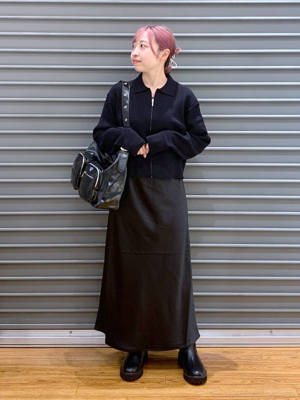 ブラック系のブーツ、ブラック系のカーディガン/ボレロ、ブラック系のスカートを着用したレディースの秋コーディネートの5枚目の写真