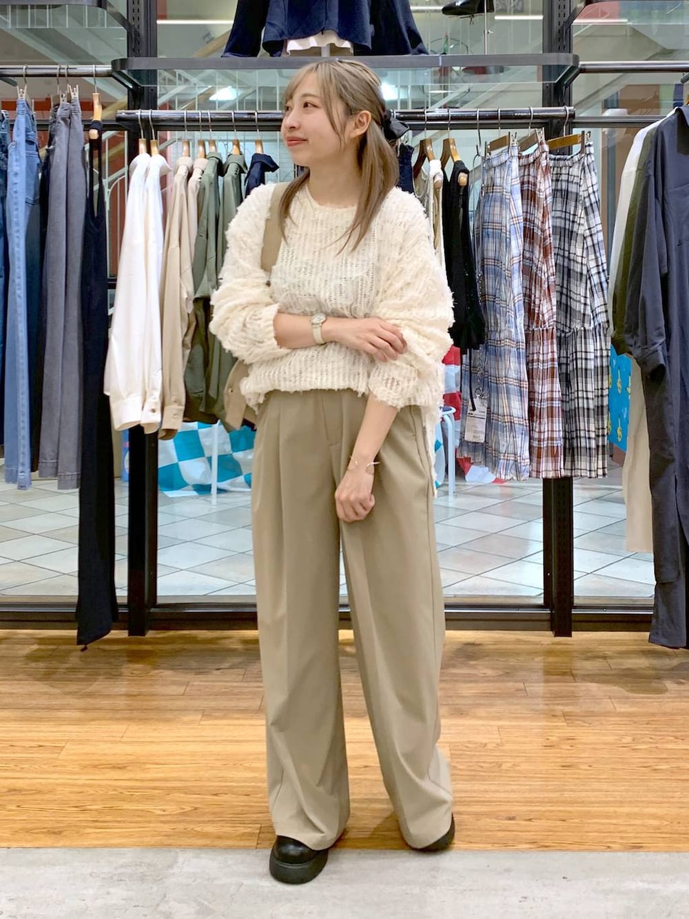 ベージュ系のその他パンツ、ホワイト系のTシャツ/カットソー、ブラック系のサンダルを着用したレディースの春コーディネートの5枚目の写真