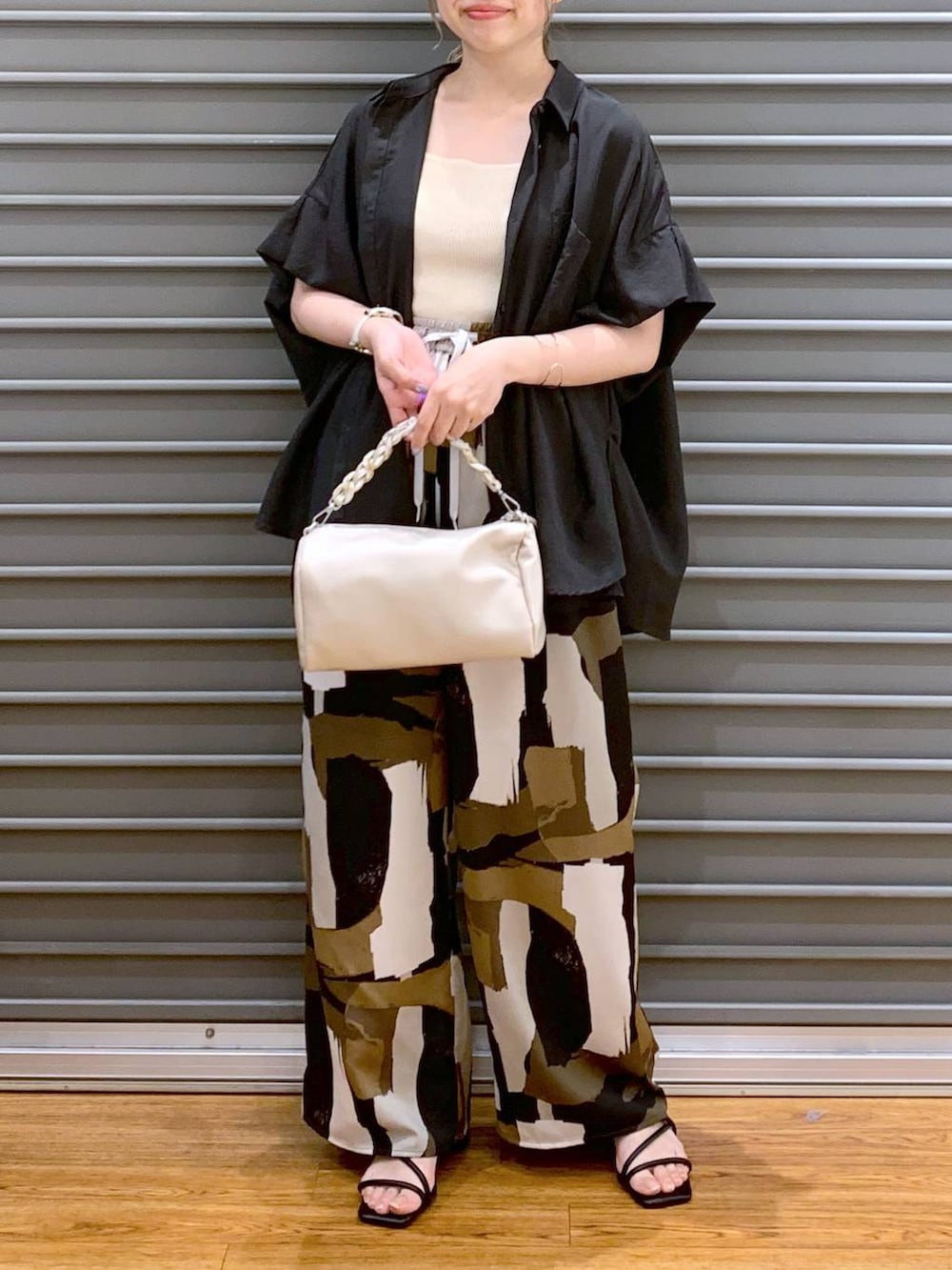「ゆったり、ワイドパンツ、シャツ、デート/ロマンティック、旅行、女子会、ベーシック/シンプル、20代_LEPSIM、サンダル、おでかけ、低身長、カジュアル、きれいめ、休日コーデ、楽ちんコーデ」｜「LEPSIMのサラキレ5分袖ポンチョ　242899（シャツ/ブラウス、グレー系）」を使った、daharalepsimさん（レディース・151cm）の夏コーディネートの6枚目の写真