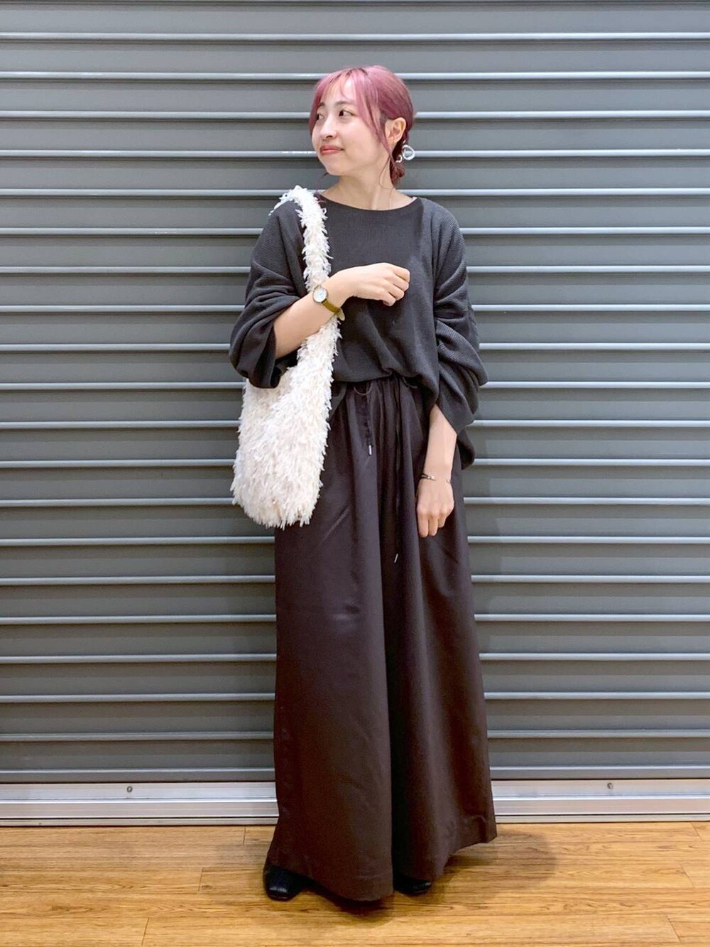 ホワイト系のショルダーバッグ、グレー系のニット/セーター、ブラック系のブーツを着用したレディースの秋コーディネートの5枚目の写真