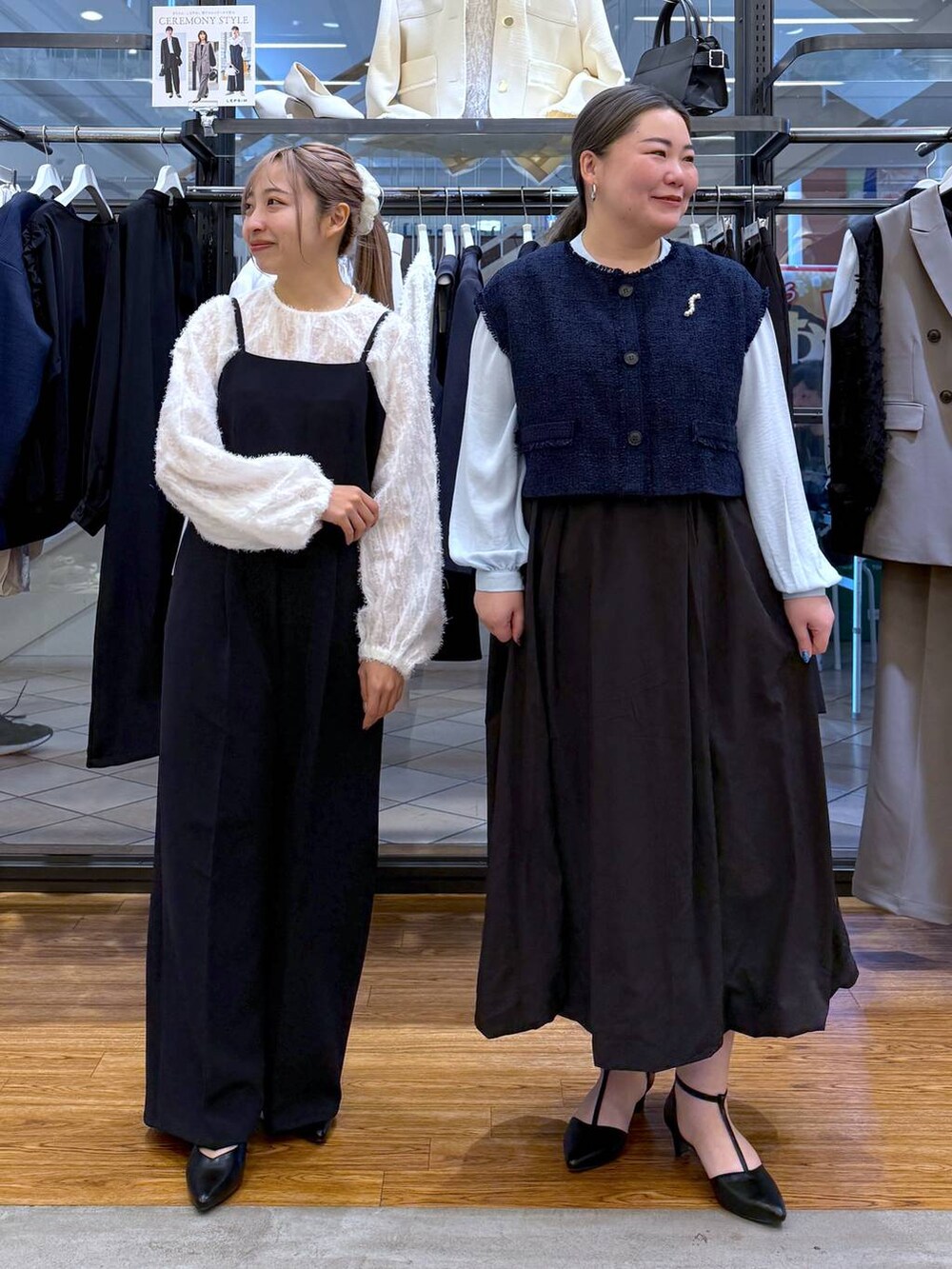 ブルー系のサロペット/オーバーオール、ブルー系のその他アウター、ブラック系のスカートを着用したレディースの冬コーディネートの4枚目の写真