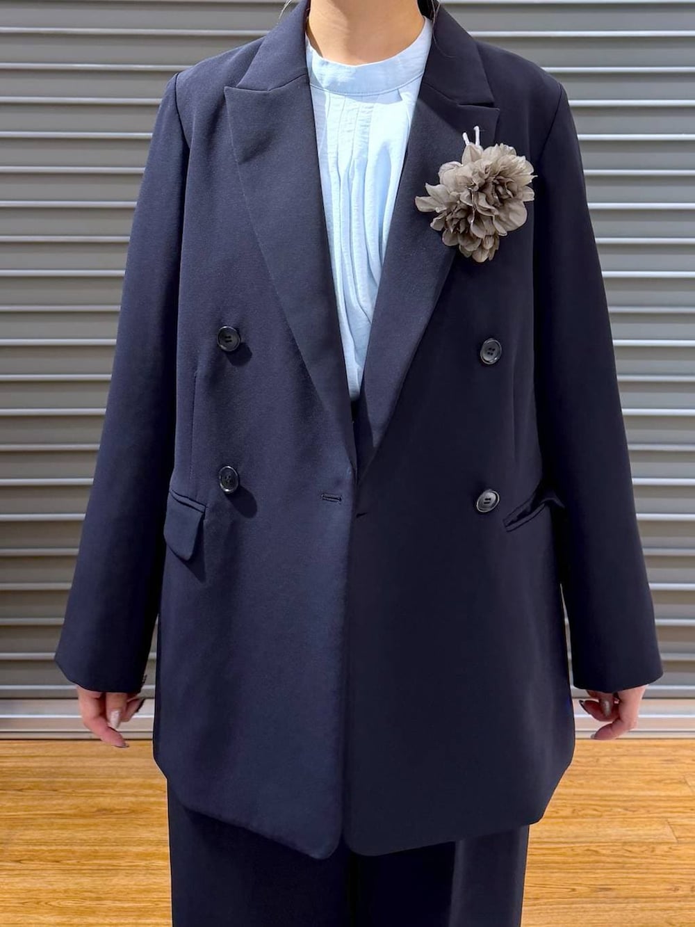 ブルー系のその他パンツ、ブルー系のテーラードジャケット、ブルー系のシャツ/ブラウスを着用したレディースの冬コーディネートの4枚目の写真