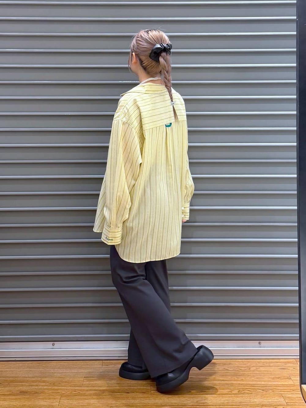 ブラック系のサンダル、グレー系のその他パンツ、イエロー系のシャツ/ブラウスを着用したレディースの春コーディネートの3枚目の写真