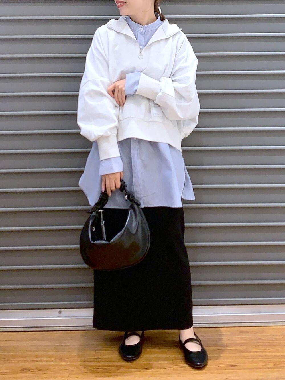 ブラック系のバレエシューズ、ブラック系のショルダーバッグ、ブラック系のスカートを着用したレディースの春コーディネートの5枚目の写真