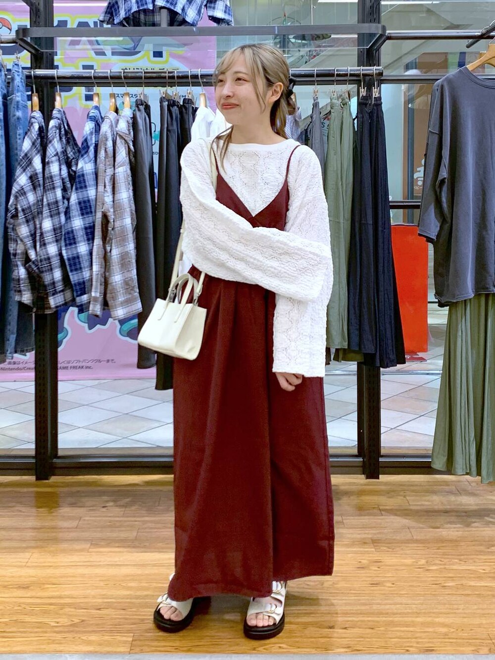 ホワイト系のサンダル、レッド系のワンピース、ホワイト系のTシャツ/カットソーを着用したレディースの春コーディネートの4枚目の写真