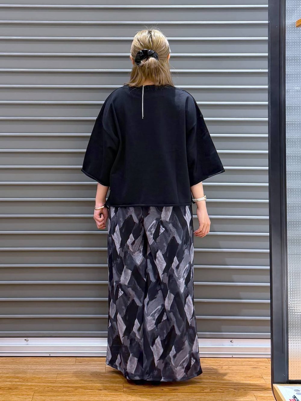 グレー系のその他パンツ、ブラック系のボストンバッグ、ブラック系のパンプスを着用したレディースの春コーディネートの2枚目の写真