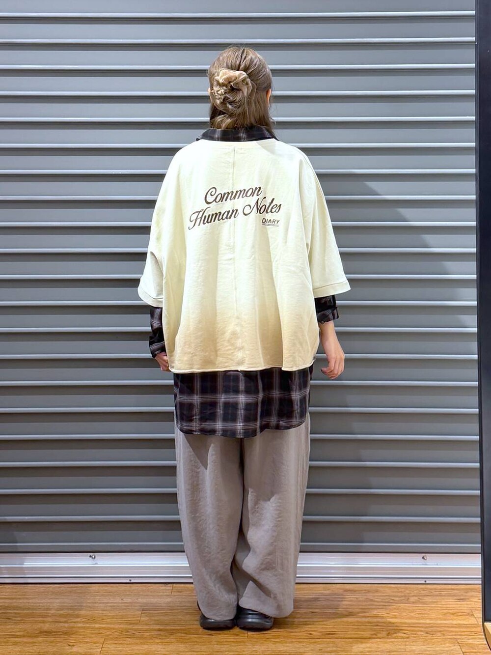 ブラウン系のローファー、ベージュ系のその他パンツ、ブラウン系のシャツ/ブラウスを着用したレディースの秋コーディネートの2枚目の写真