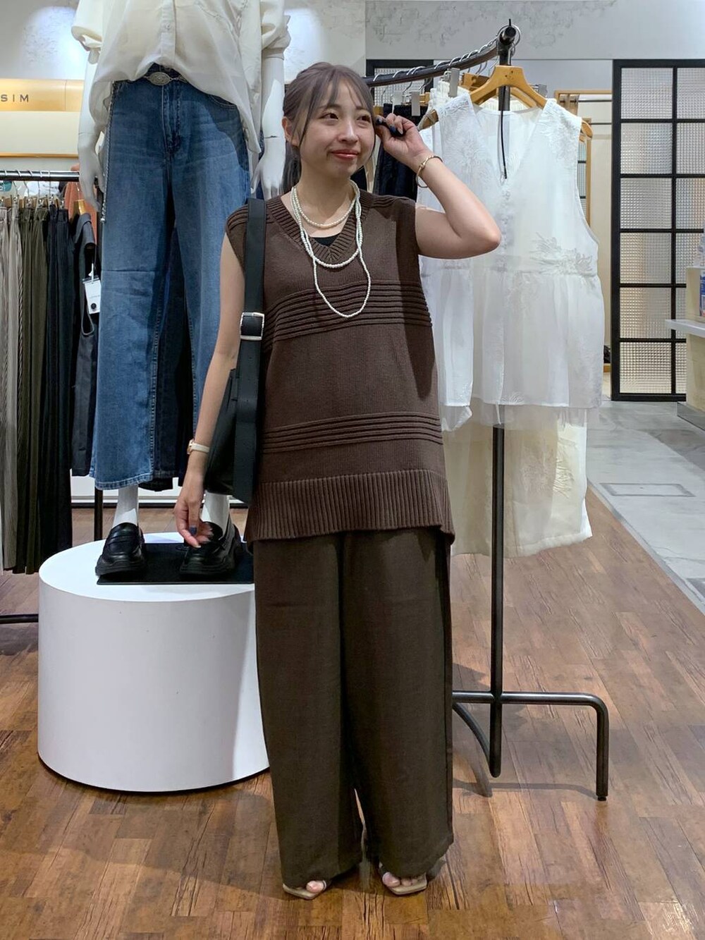 ブラウン系のその他パンツ、ベージュ系のサンダル、ブラック系のショルダーバッグを着用したレディースの秋コーディネートの5枚目の写真