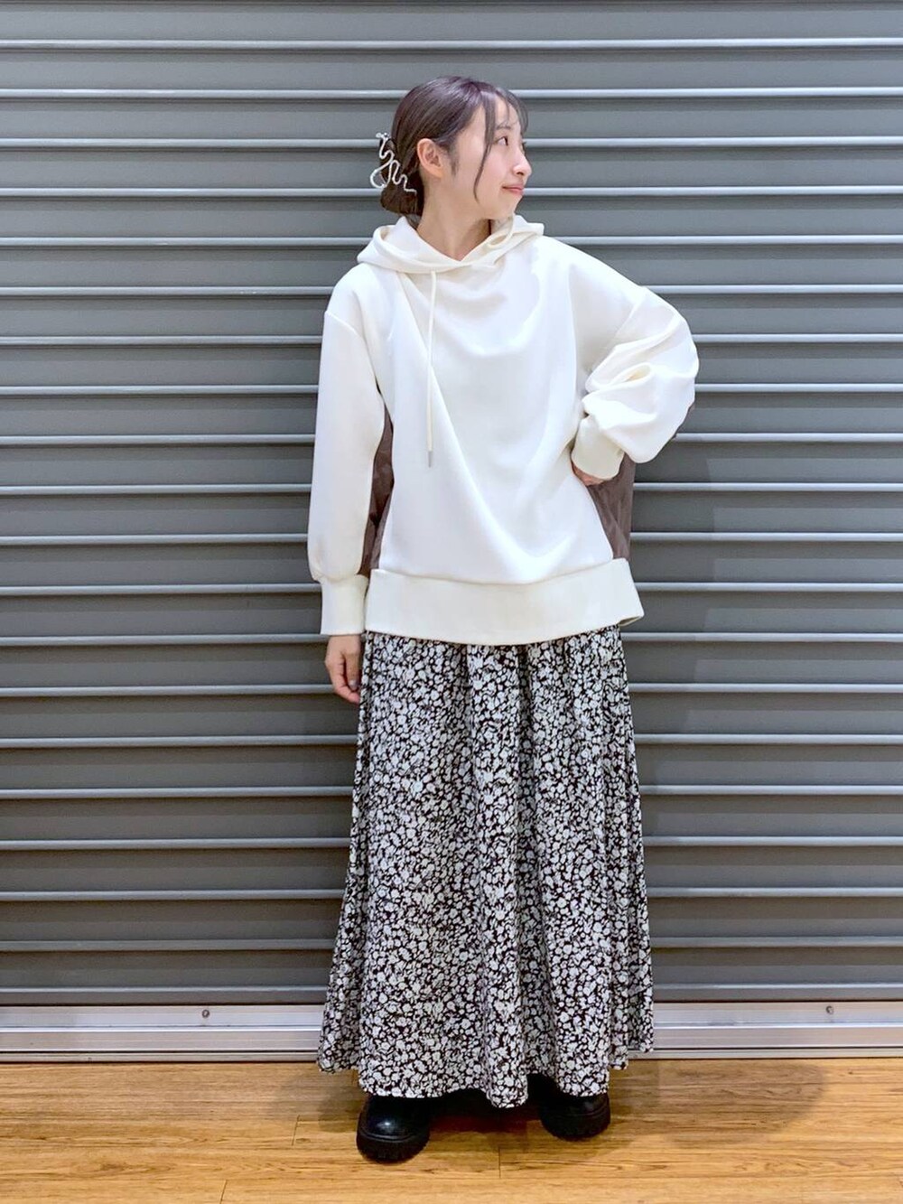 ブラック系のブーツ、ホワイト系のショルダーバッグ、ホワイト系のパーカーを着用したレディースの秋コーディネートの6枚目の写真