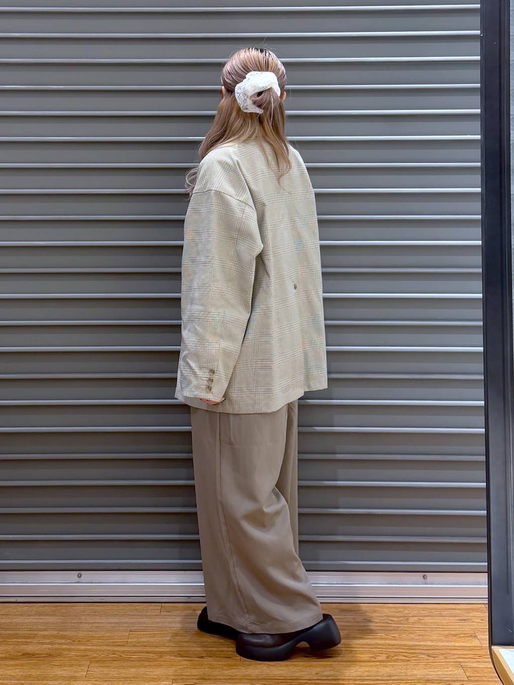 ブラック系のショルダーバッグ、ブラウン系のサンダル、グリーン系のその他パンツを着用したレディースの春コーディネートの3枚目の写真