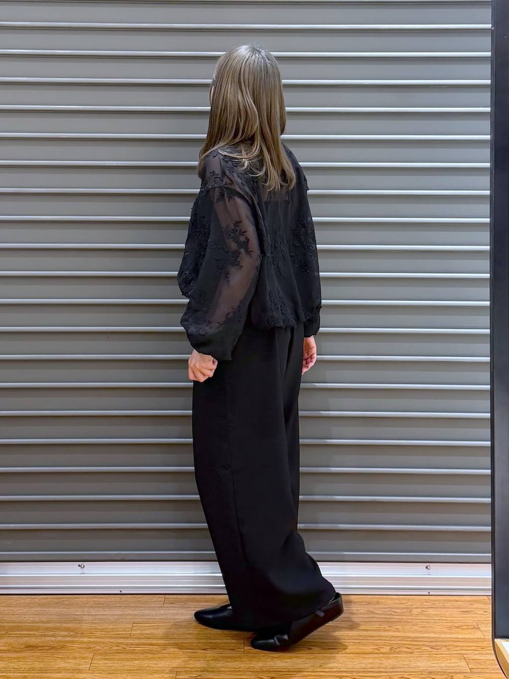 ブラック系のその他パンツ、ブラック系のボストンバッグ、ブラック系のキャミソールを着用したレディースの春コーディネートの3枚目の写真