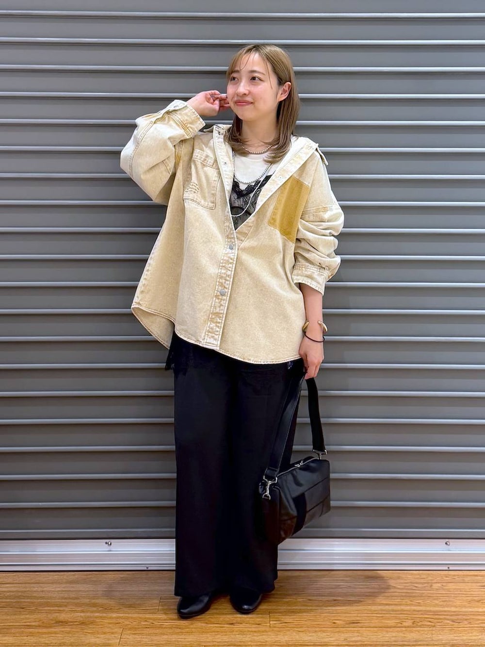 ホワイト系のTシャツ/カットソー、ベージュ系のシャツ/ブラウス、ブラック系のその他パンツを着用したレディースの春コーディネートの6枚目の写真