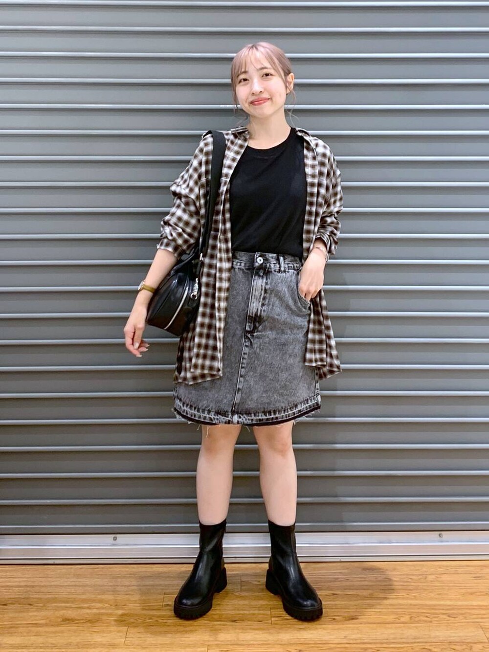 ブラック系のTシャツ/カットソー、ブラック系のボストンバッグ、ブラック系のブーツを着用したレディースの秋コーディネートの4枚目の写真