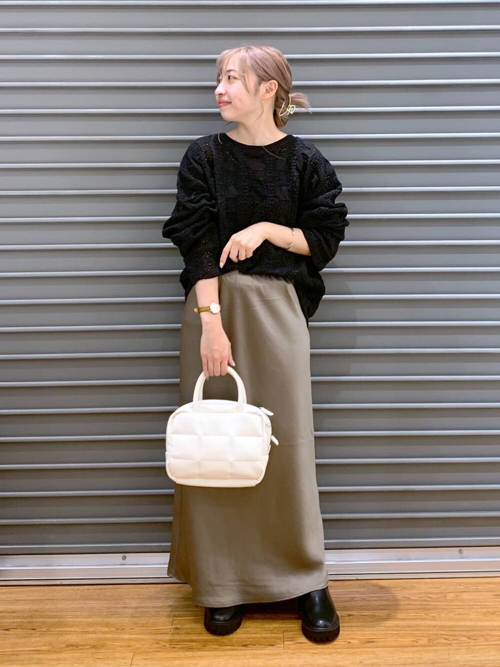 ブラック系のTシャツ/カットソー、ブラウン系のスカート、ホワイト系のボストンバッグを着用したレディースの秋コーディネートの3枚目の写真
