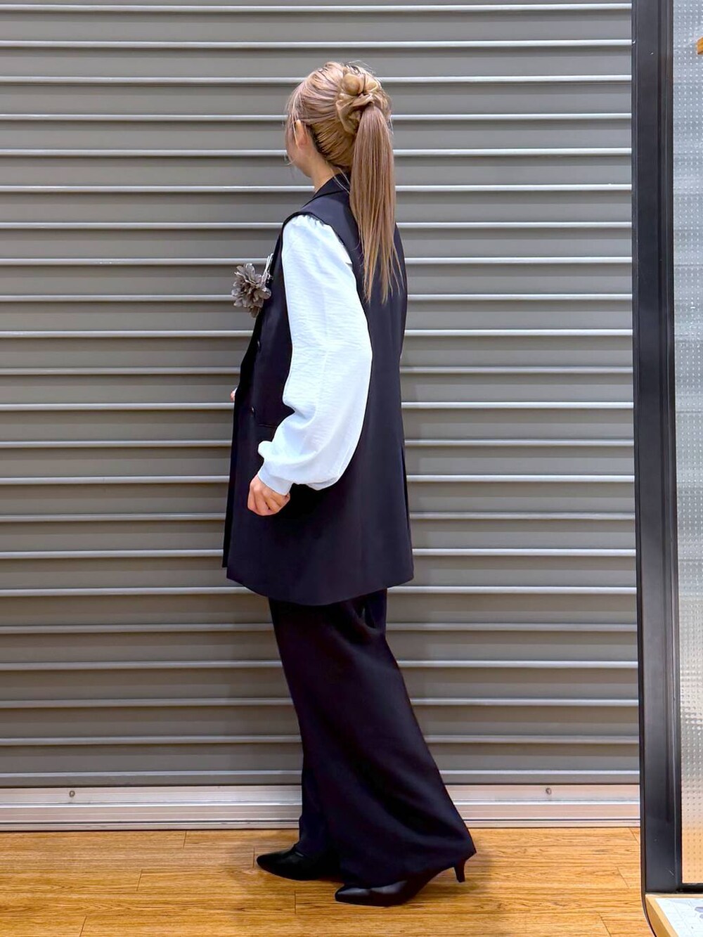 ブルー系のその他パンツ、ブルー系のその他アウター、ブルー系のシャツ/ブラウスを着用したレディースの冬コーディネートの3枚目の写真