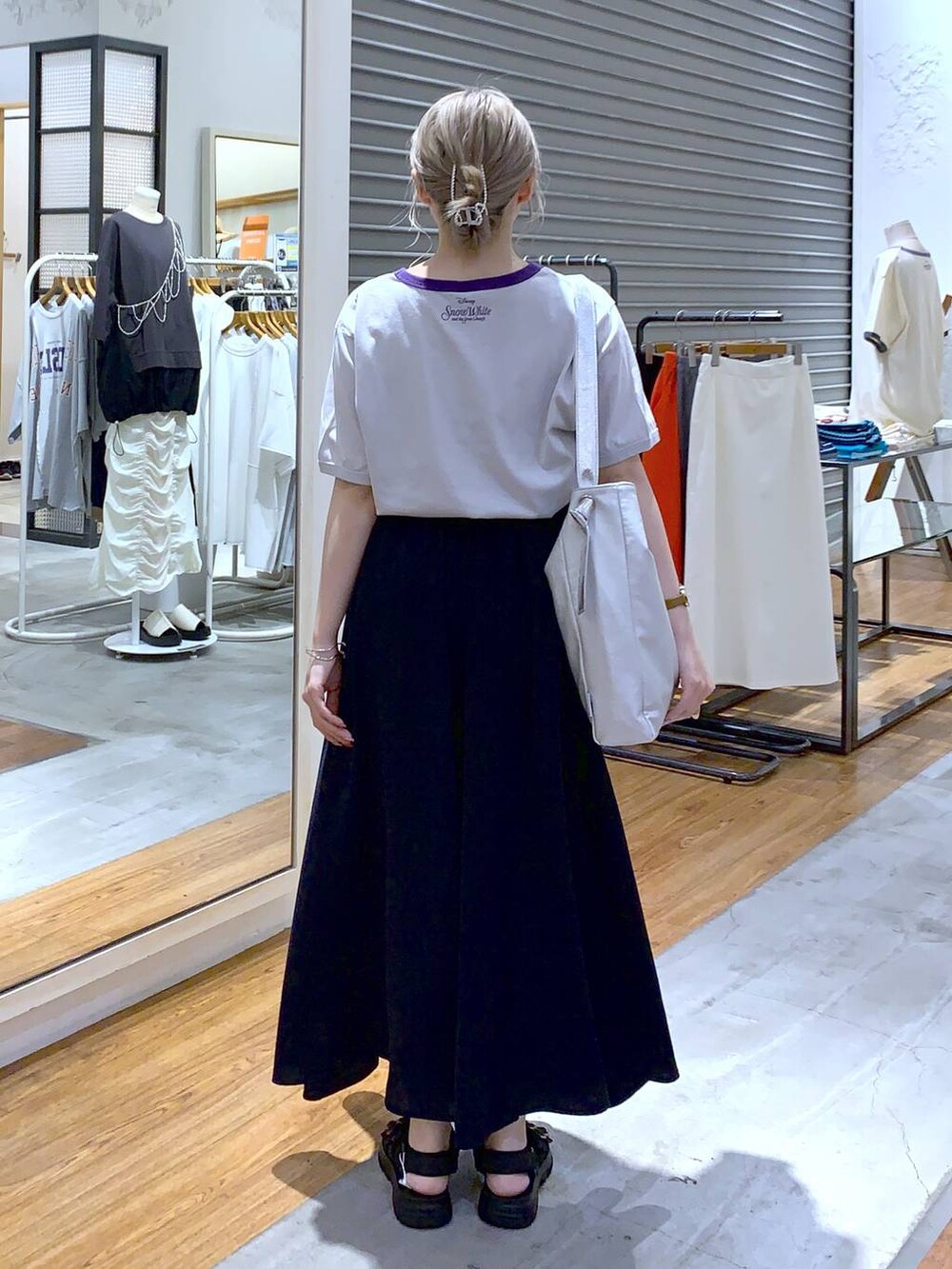 グレー系のショルダーバッグ、ブラック系のサンダル、ブルー系のその他パンツを着用したレディースの夏コーディネートの2枚目の写真