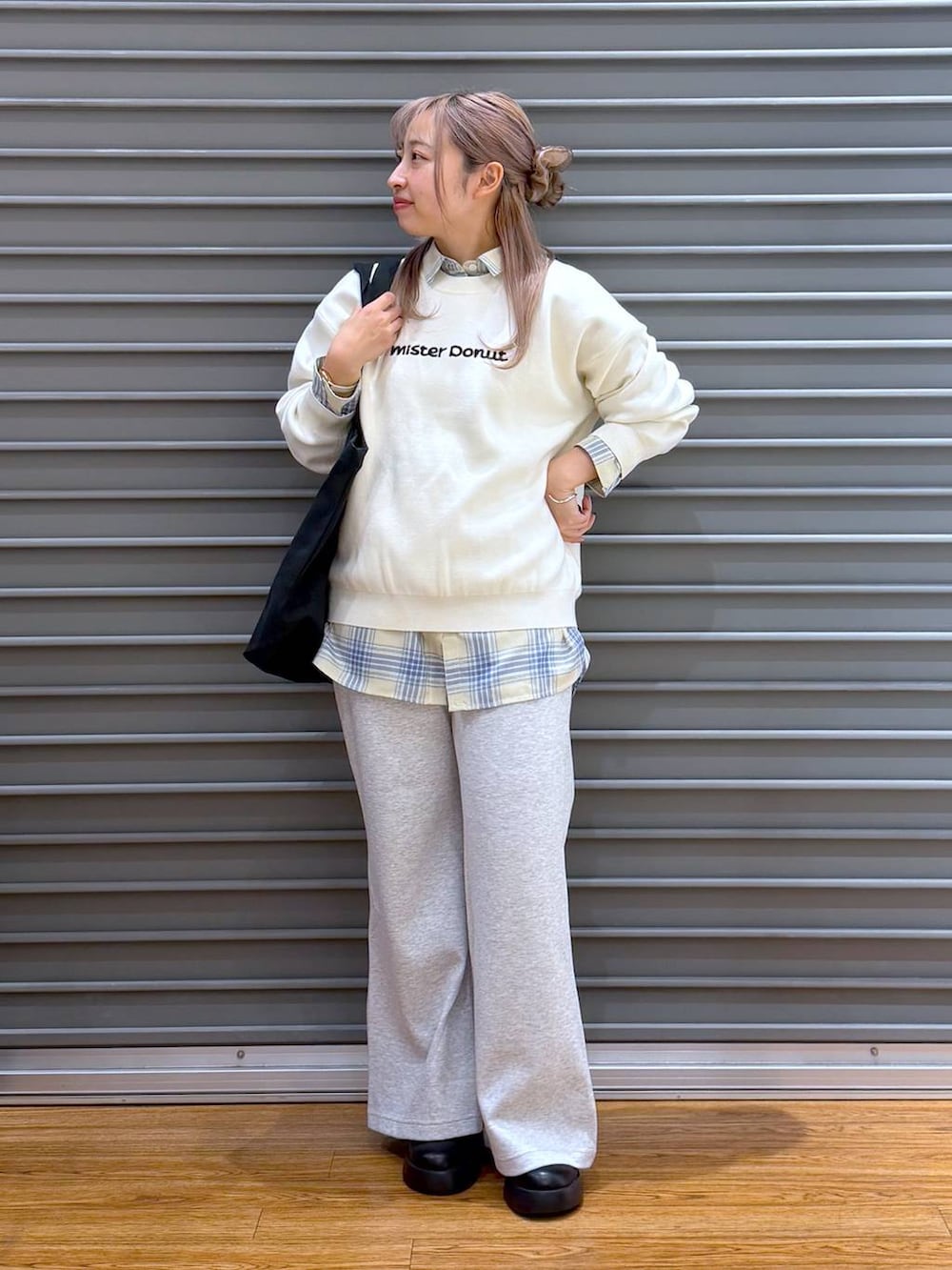 ブラック系のサンダル、ホワイト系のニット/セーター、グレー系のトートバッグを着用したレディースの冬コーディネートの8枚目の写真