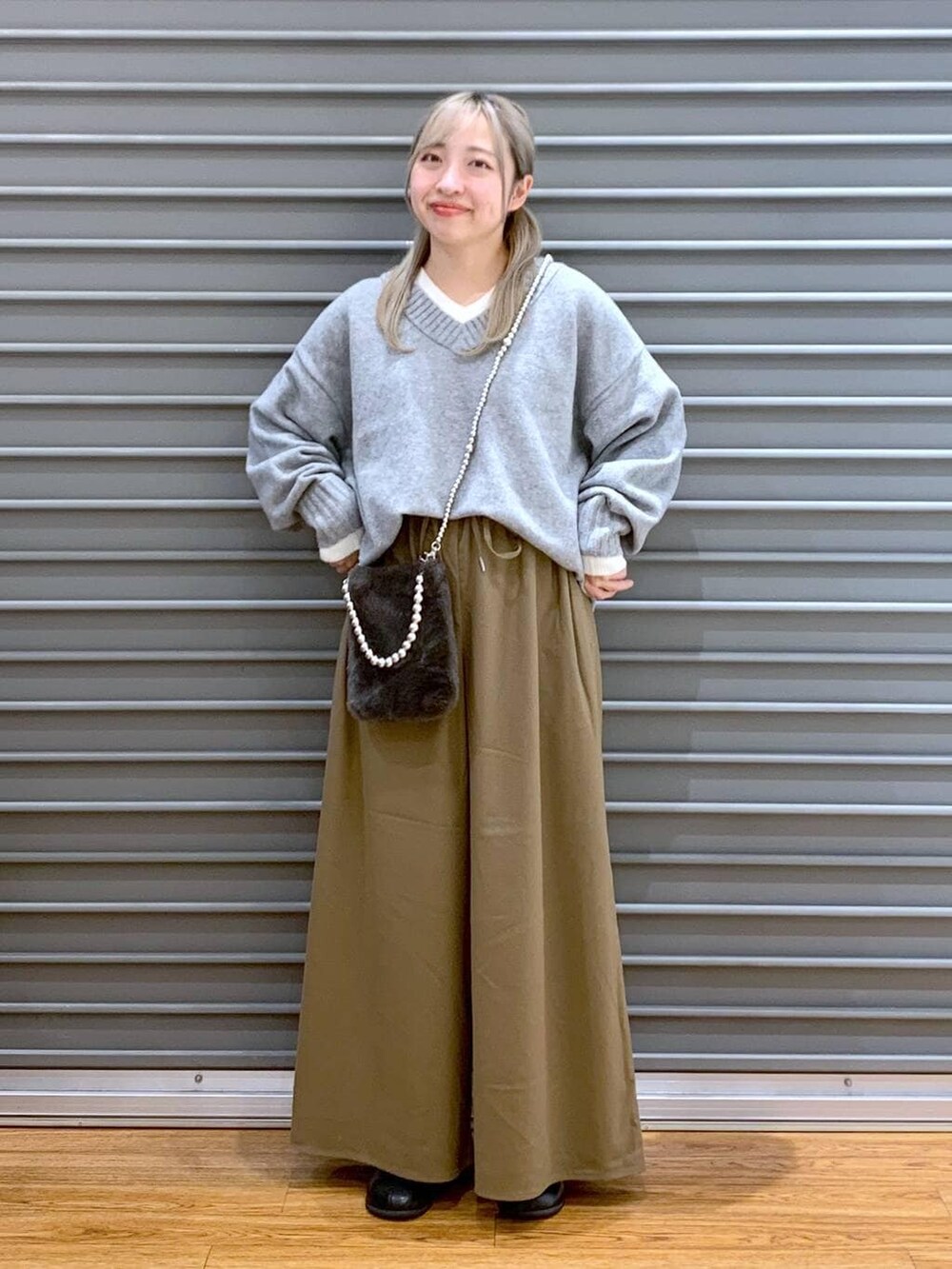 ブラウン系のその他パンツ、グレー系のニット/セーター、ブラック系のブーツを着用したレディースの冬コーディネートの4枚目の写真