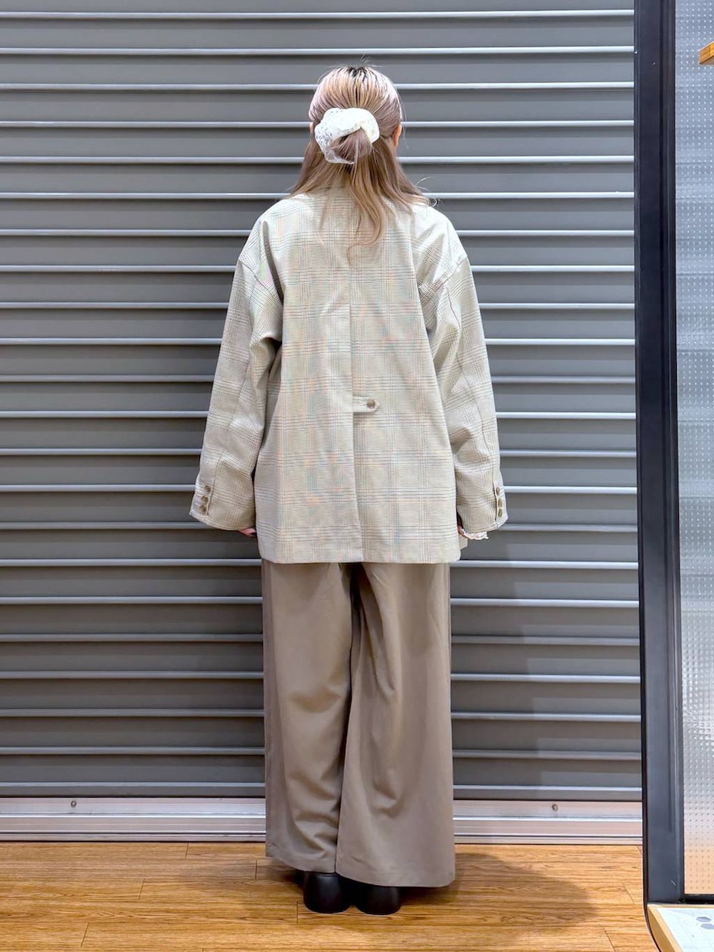 ブラック系のショルダーバッグ、ブラウン系のサンダル、グリーン系のその他パンツを着用したレディースの春コーディネートの2枚目の写真