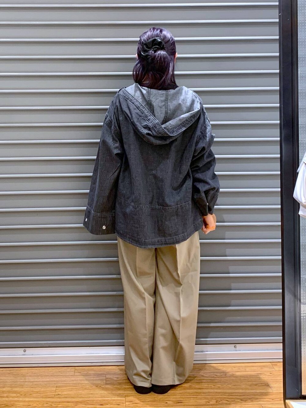 ブラック系のTシャツ/カットソー、ブラック系のショルダーバッグ、ブラック系のローファーを着用したレディースの春コーディネートの2枚目の写真