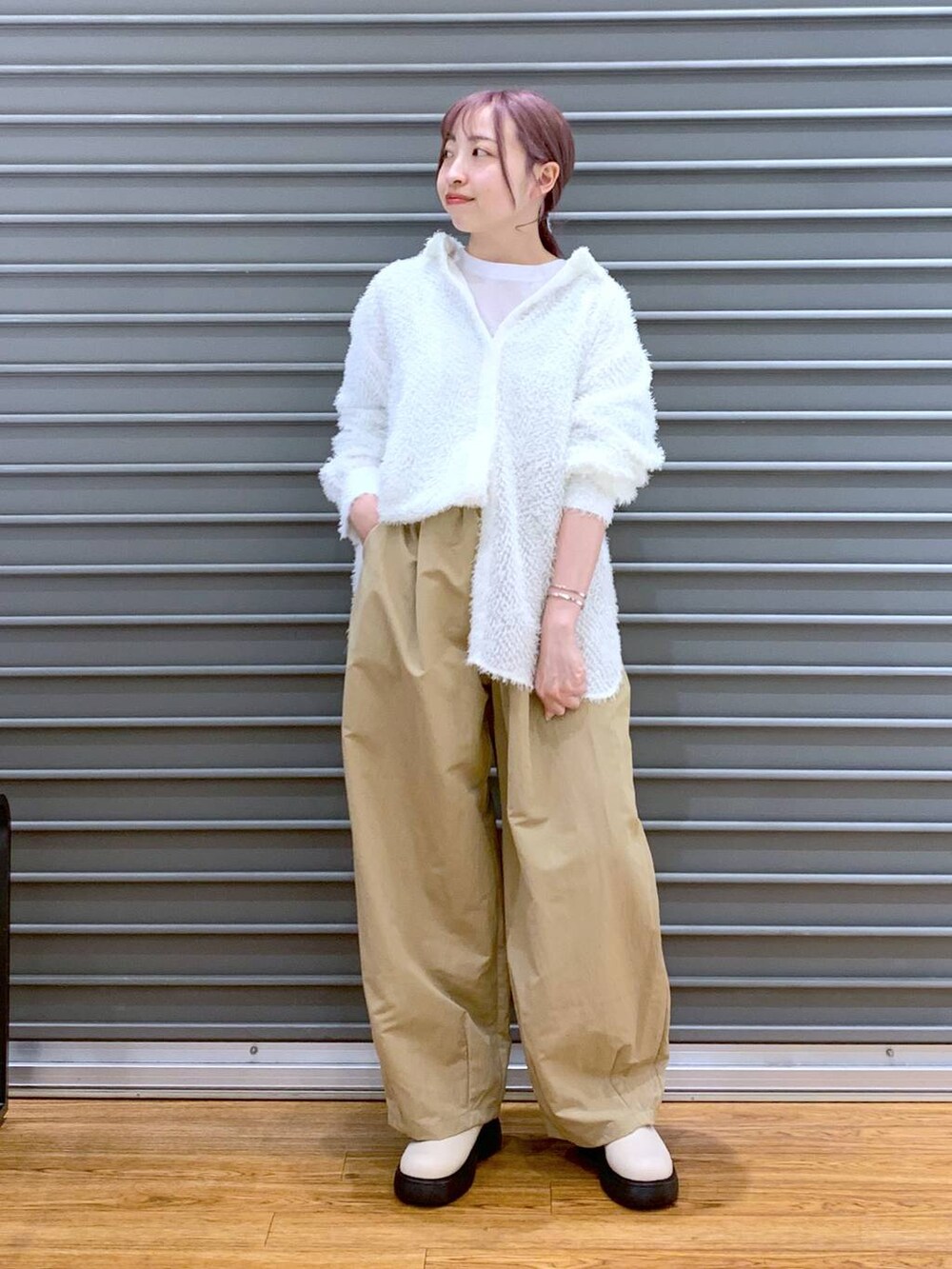 ブラック系のショルダーバッグ、グレー系のTシャツ/カットソー、ホワイト系のその他シューズを着用したレディースの春コーディネートの5枚目の写真
