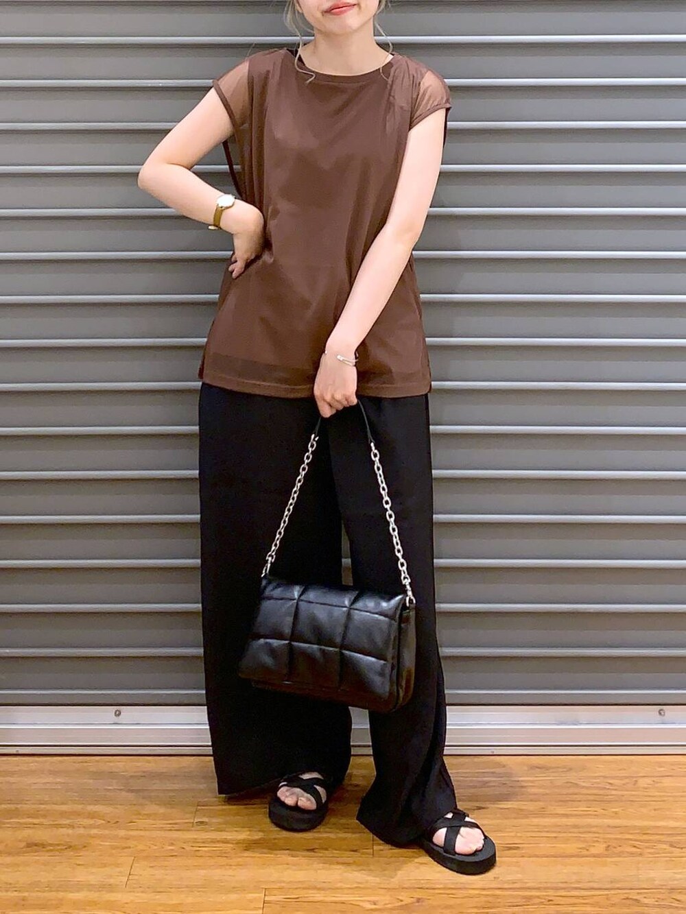 ブラック系のショルダーバッグ、ブラック系のその他パンツ、ブラック系のサンダルを着用したレディースの夏コーディネートの5枚目の写真